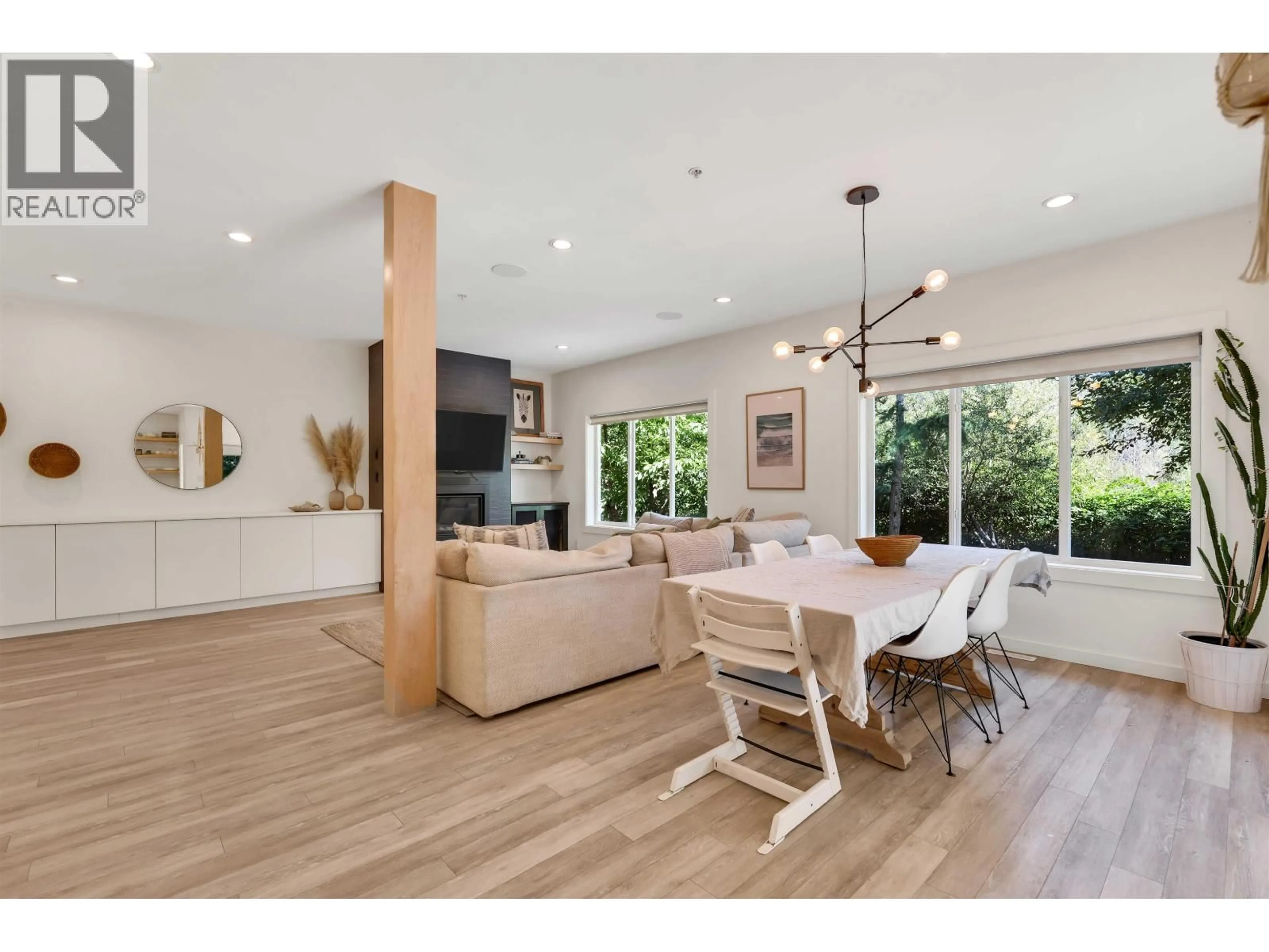 Open concept kitchen, wood/laminate floor for 39140 CARDINAL DRIVE, Squamish British Columbia V8B0V3