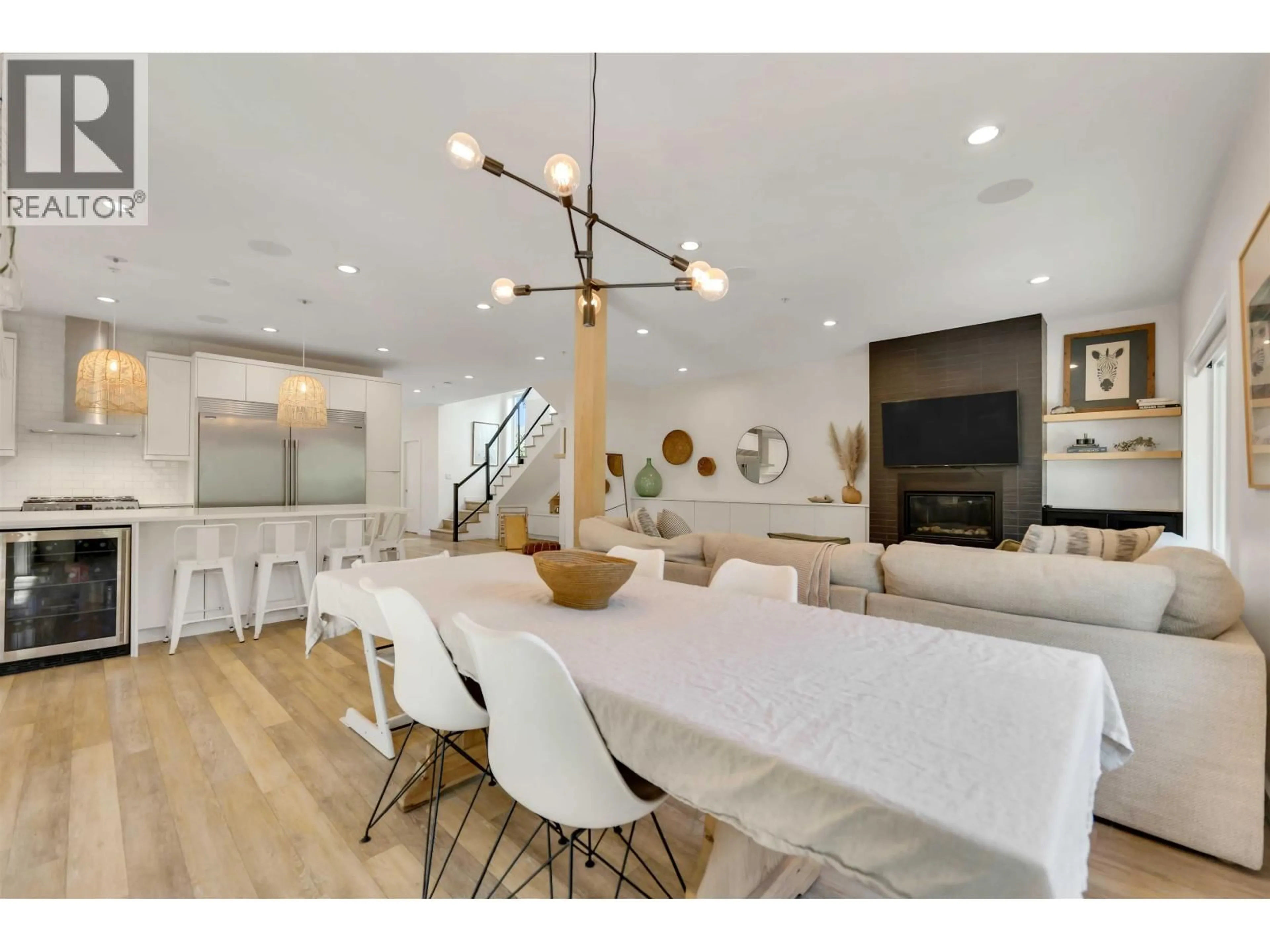 Open concept kitchen, wood/laminate floor for 39140 CARDINAL DRIVE, Squamish British Columbia V8B0V3