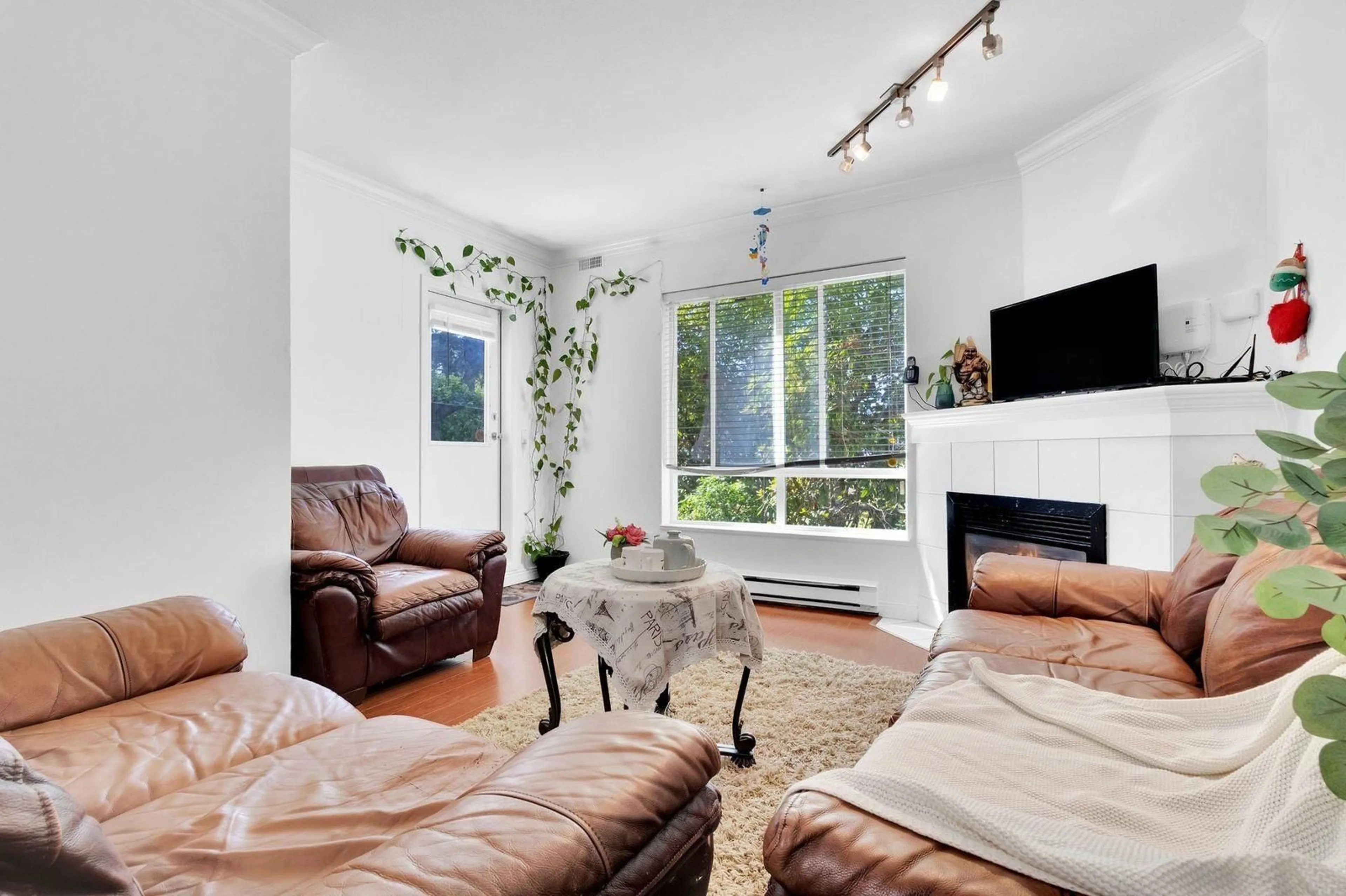 Living room with furniture, unknown for 501 - 10082 132, Surrey British Columbia V3T5V3