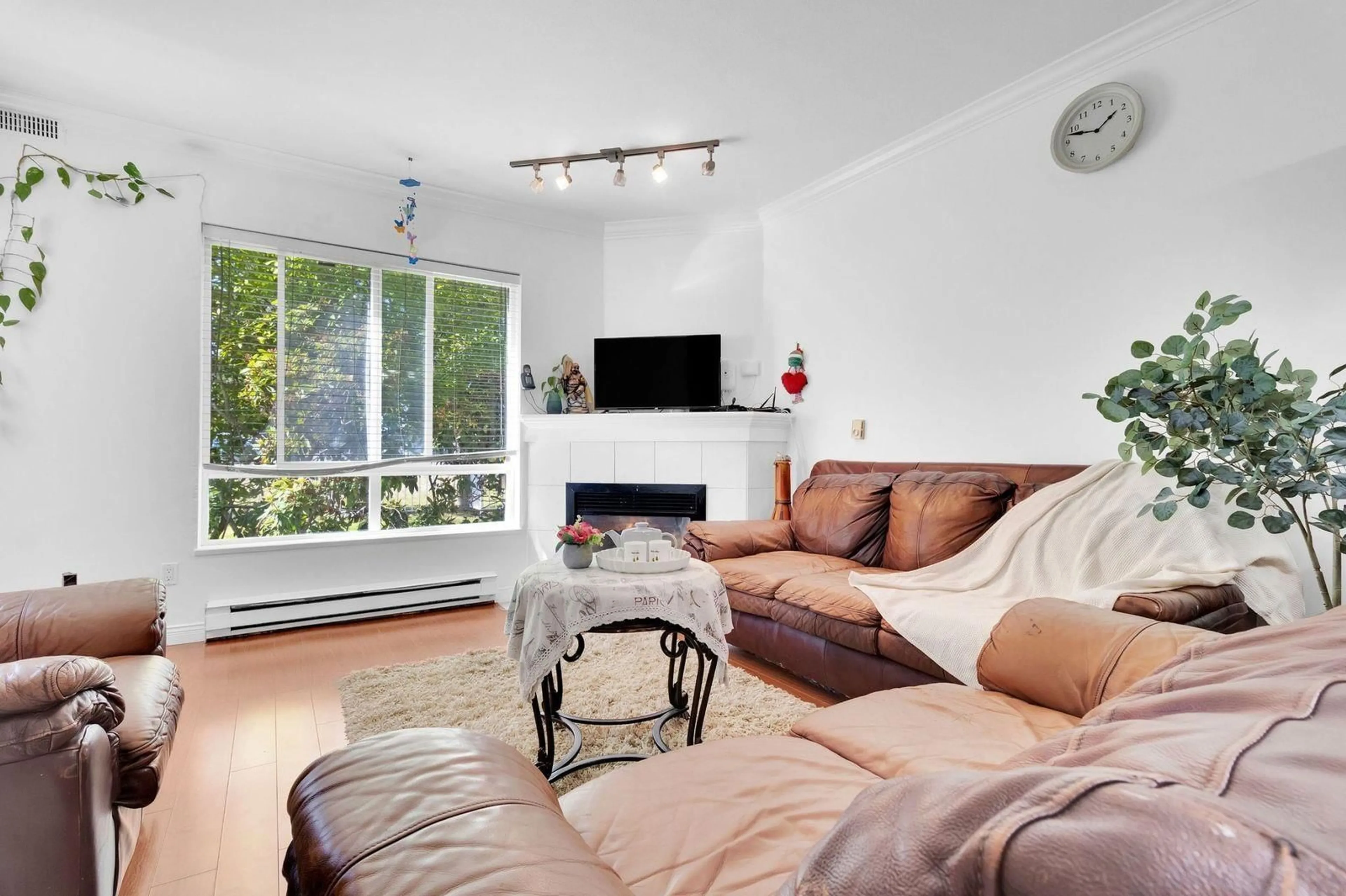 Living room with furniture, unknown for 501 - 10082 132, Surrey British Columbia V3T5V3