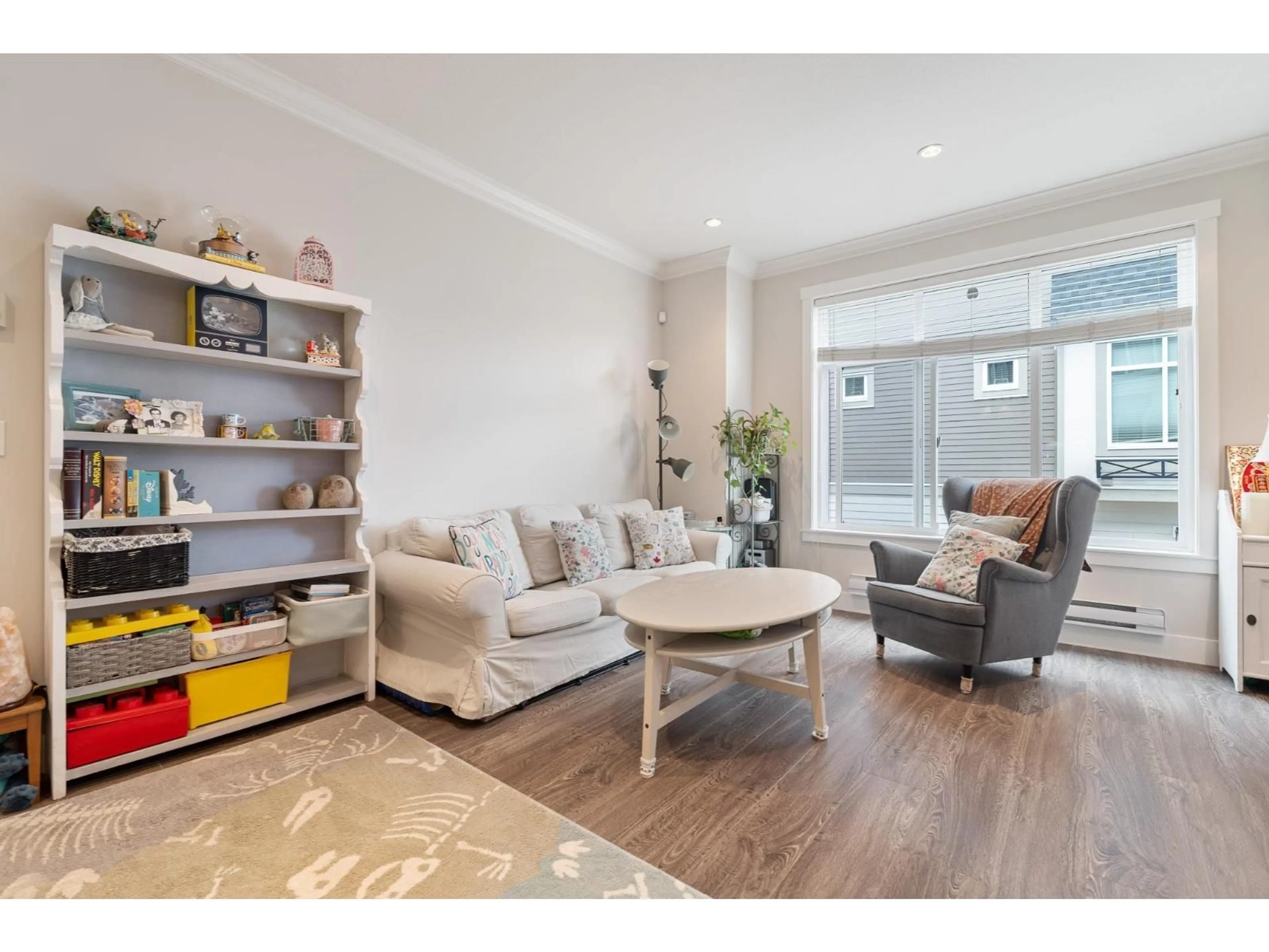 Living room with furniture, wood/laminate floor for 37 - 6591 195A, Surrey British Columbia V4N6N5
