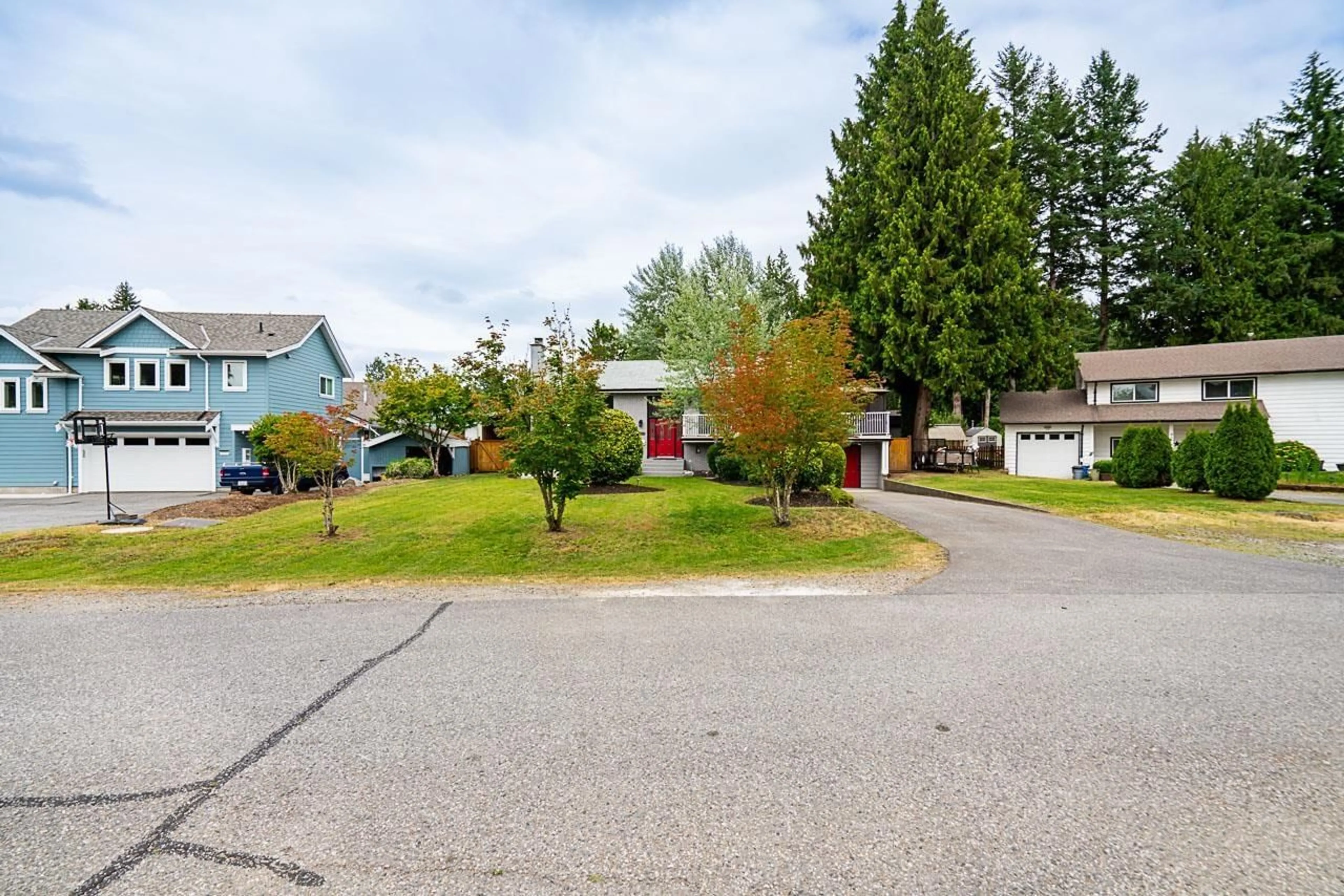 A pic from outside/outdoor area/front of a property/back of a property/a pic from drone, street for 4580 UPLANDS, Langley British Columbia V3A4N9