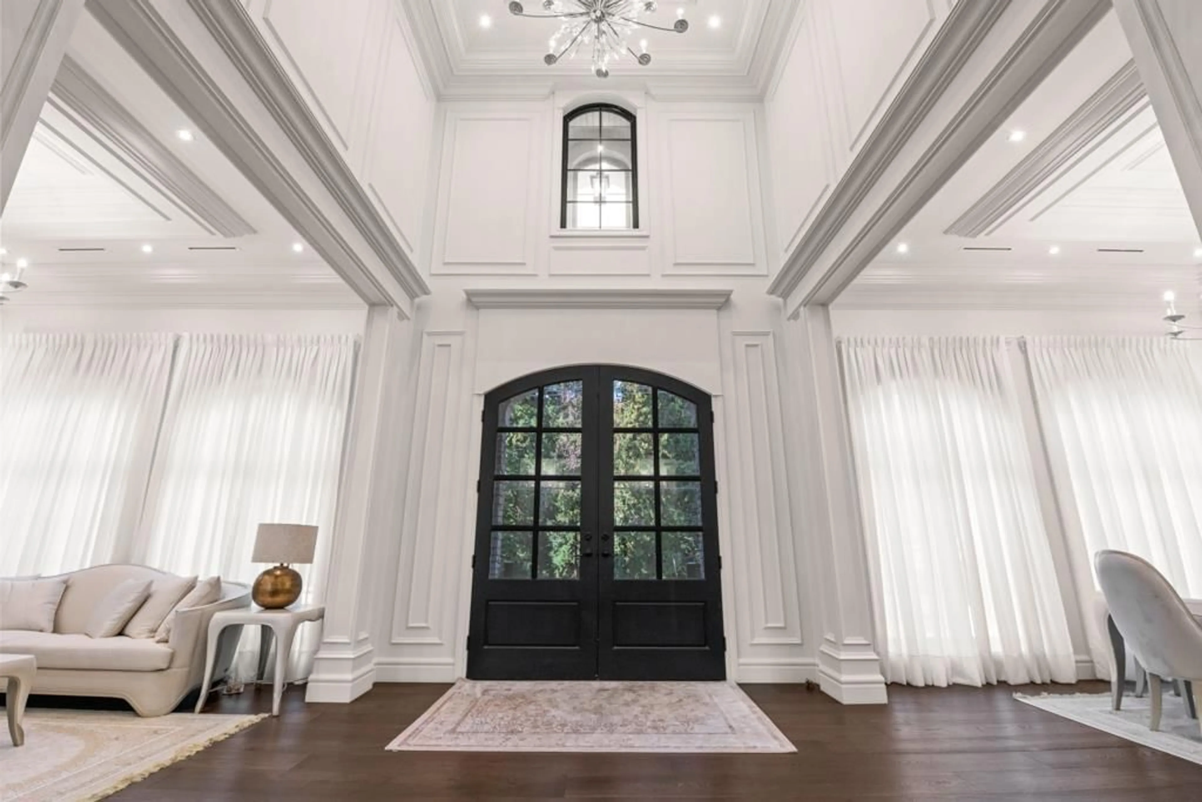 Indoor entryway for 13136 24, Surrey British Columbia V4A2G1