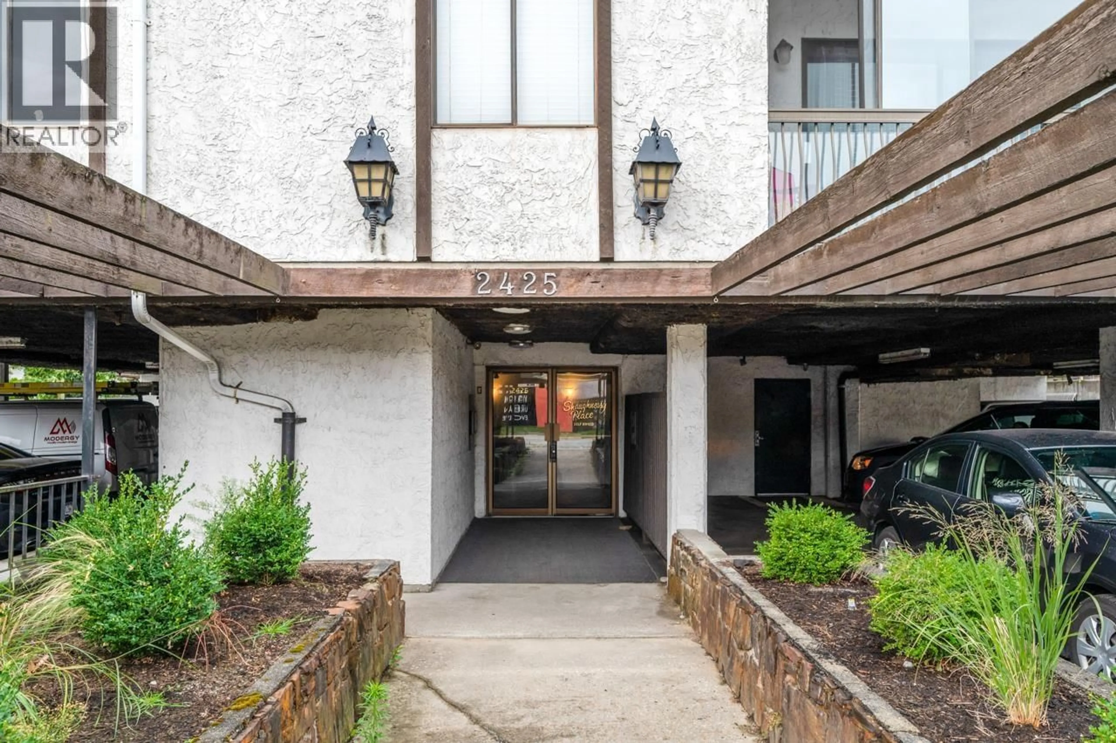 Indoor foyer for 203 - 2425 SHAUGHNESSY STREET, Port Coquitlam British Columbia V3C3E6