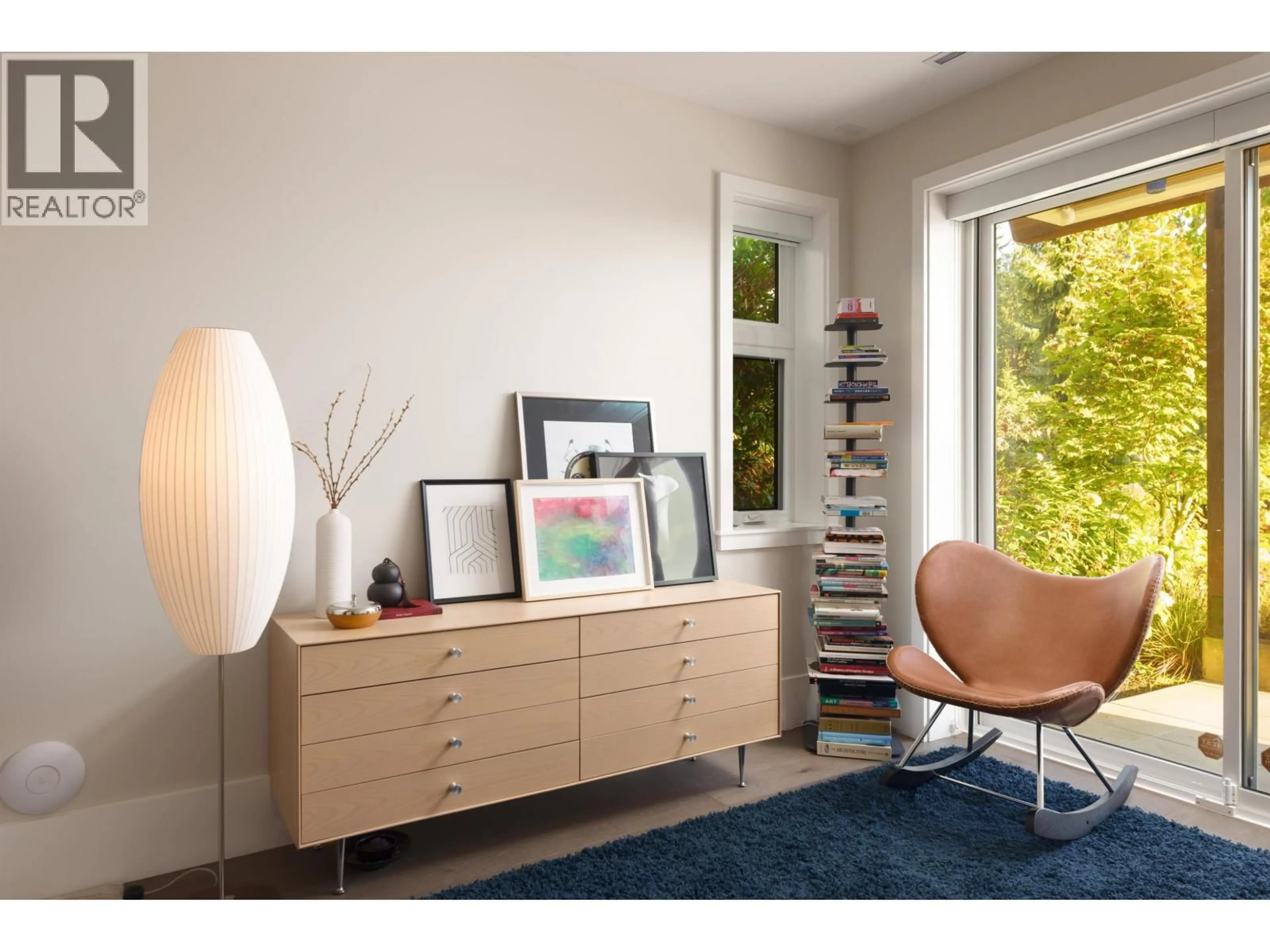 Living room with furniture, wood/laminate floor for 2821 CHIPPENDALE ROAD, West Vancouver British Columbia V7S0A7