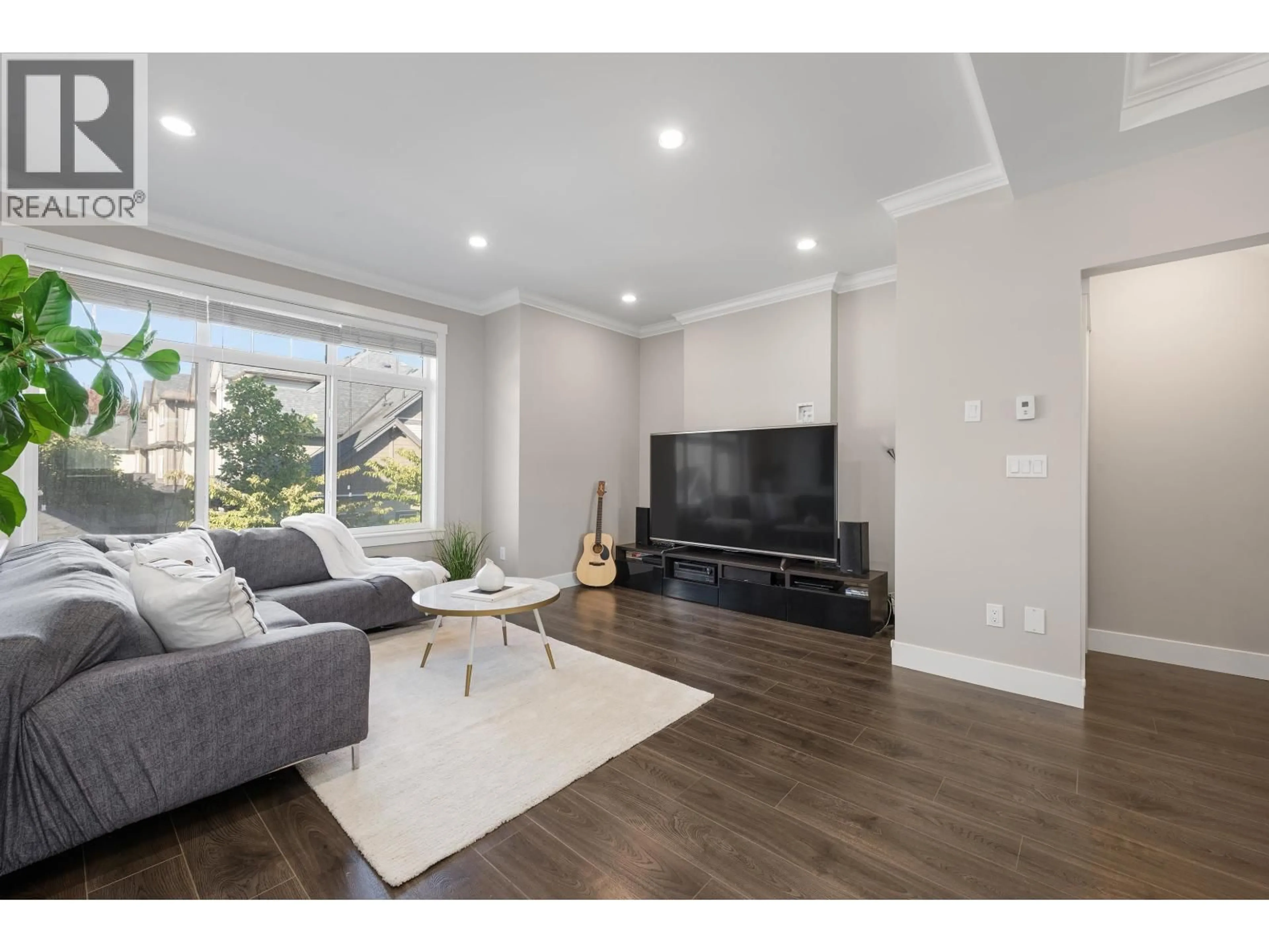 Living room with furniture, wood/laminate floor for 12 - 9733 BLUNDELL ROAD, Richmond British Columbia V6Y1K8
