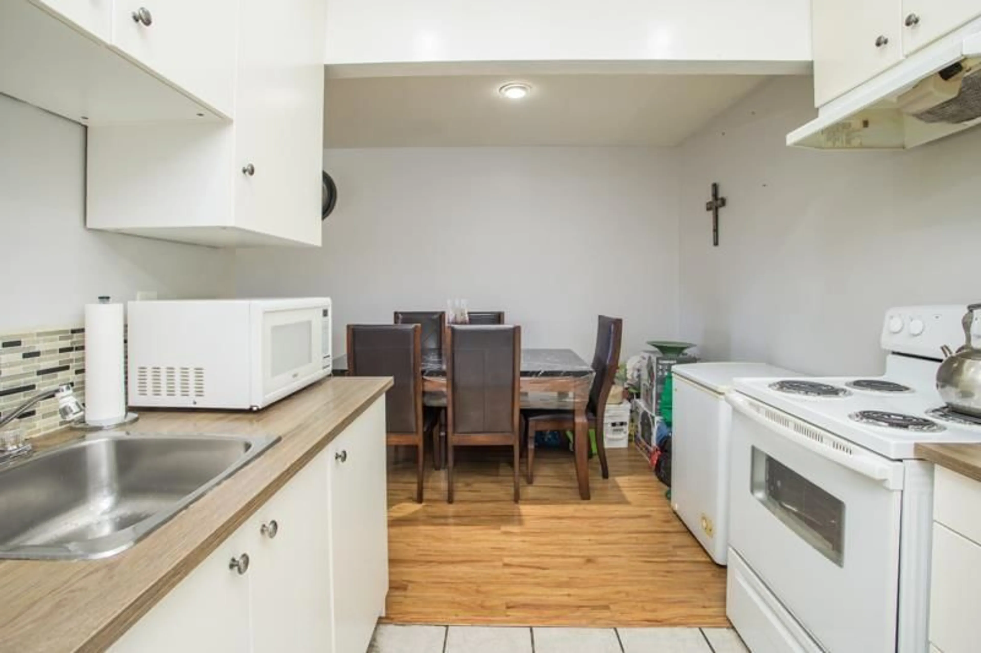 Standard kitchen, unknown for 308 - 10468 148, Surrey British Columbia V3R8T1