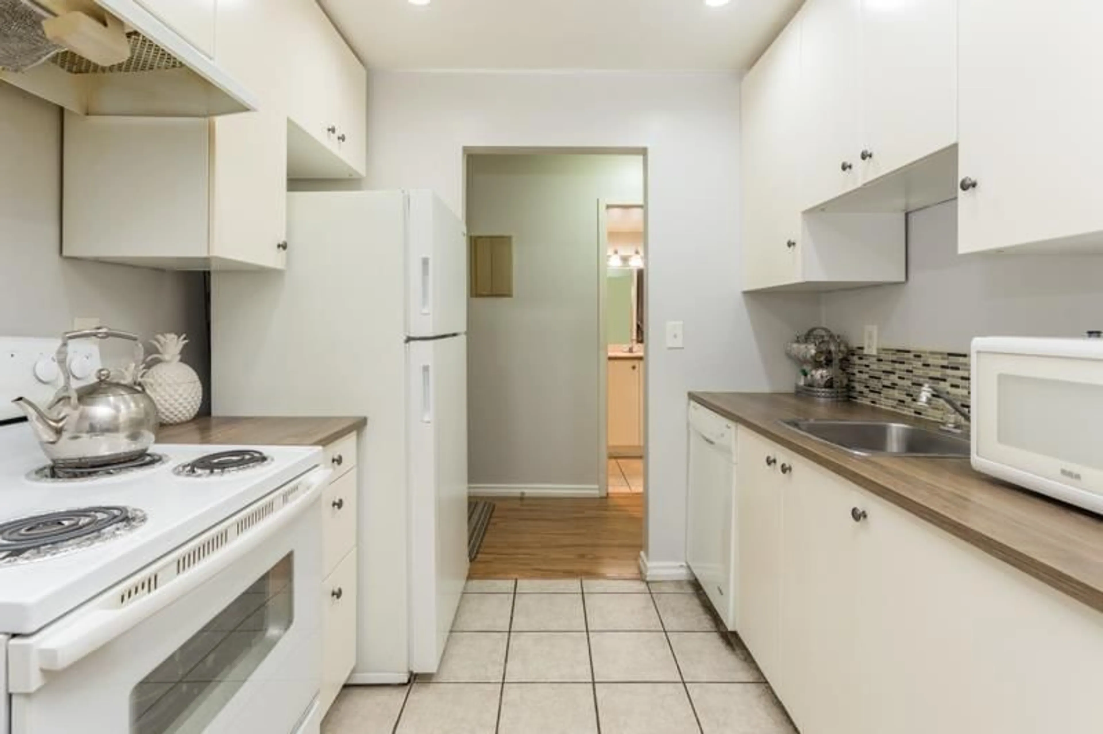 Standard kitchen, unknown for 308 - 10468 148, Surrey British Columbia V3R8T1