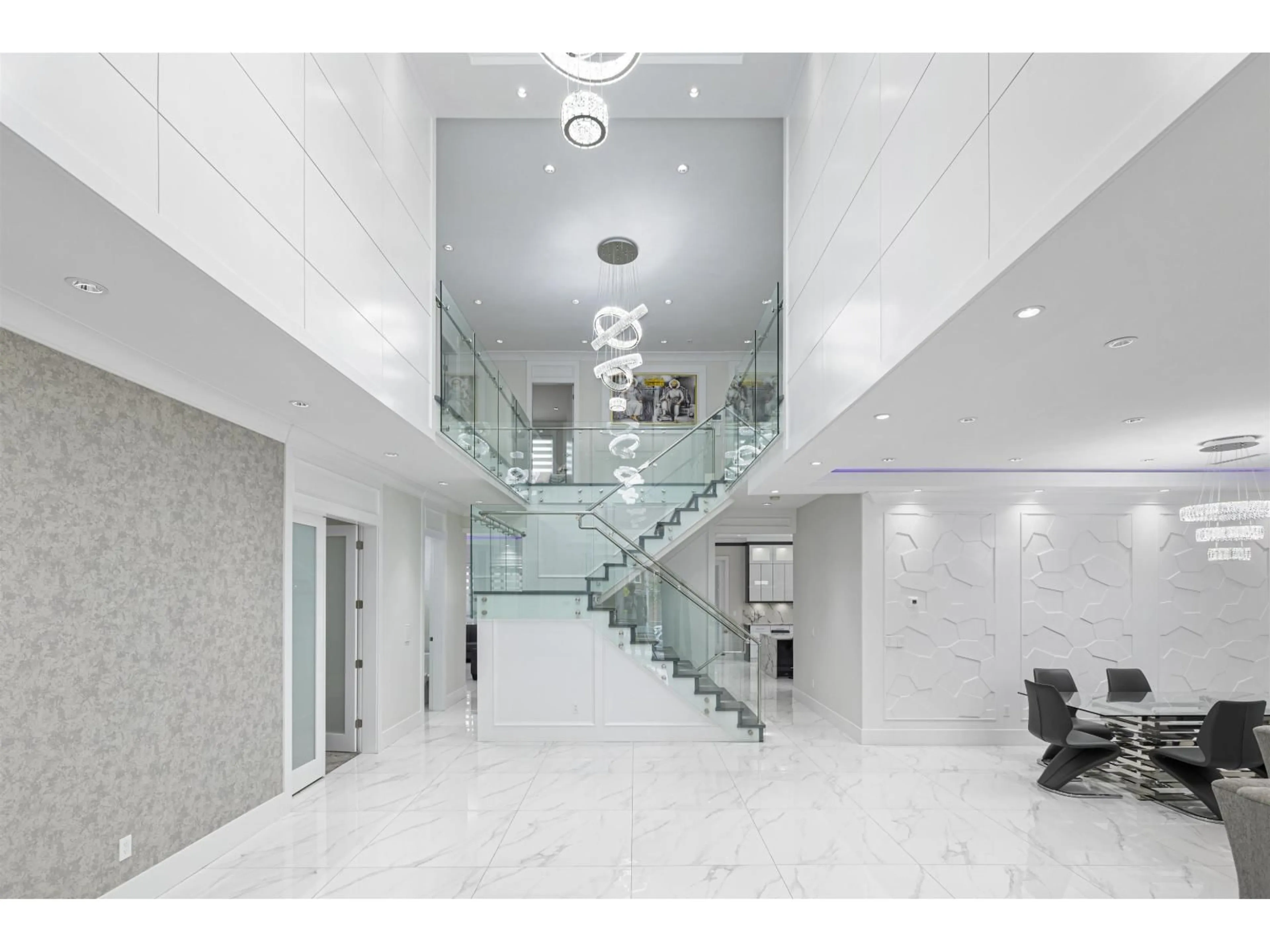 Indoor foyer for 6899 CLEVEDON, Surrey British Columbia V3W6H6