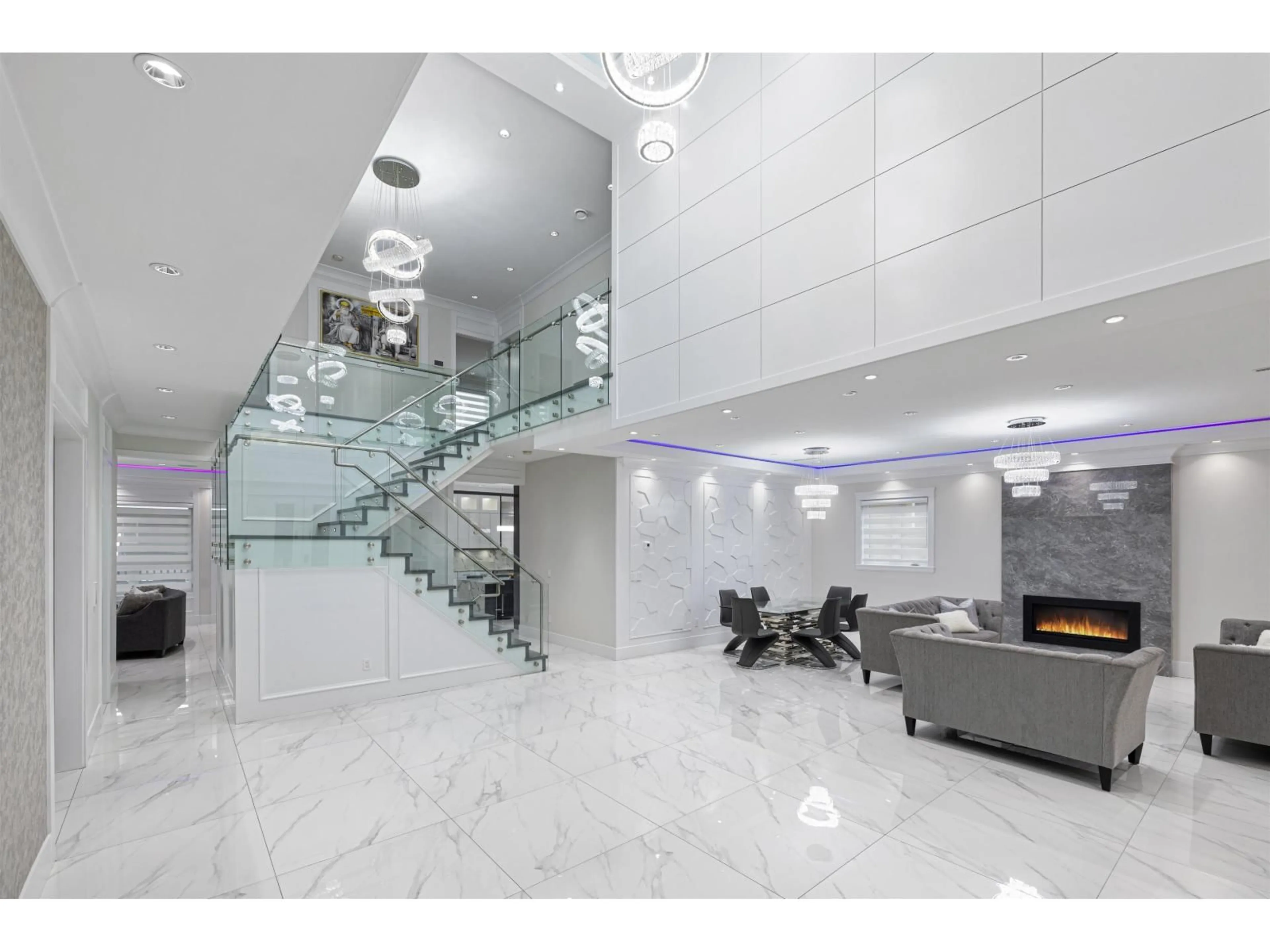 Indoor foyer for 6899 CLEVEDON, Surrey British Columbia V3W6H6