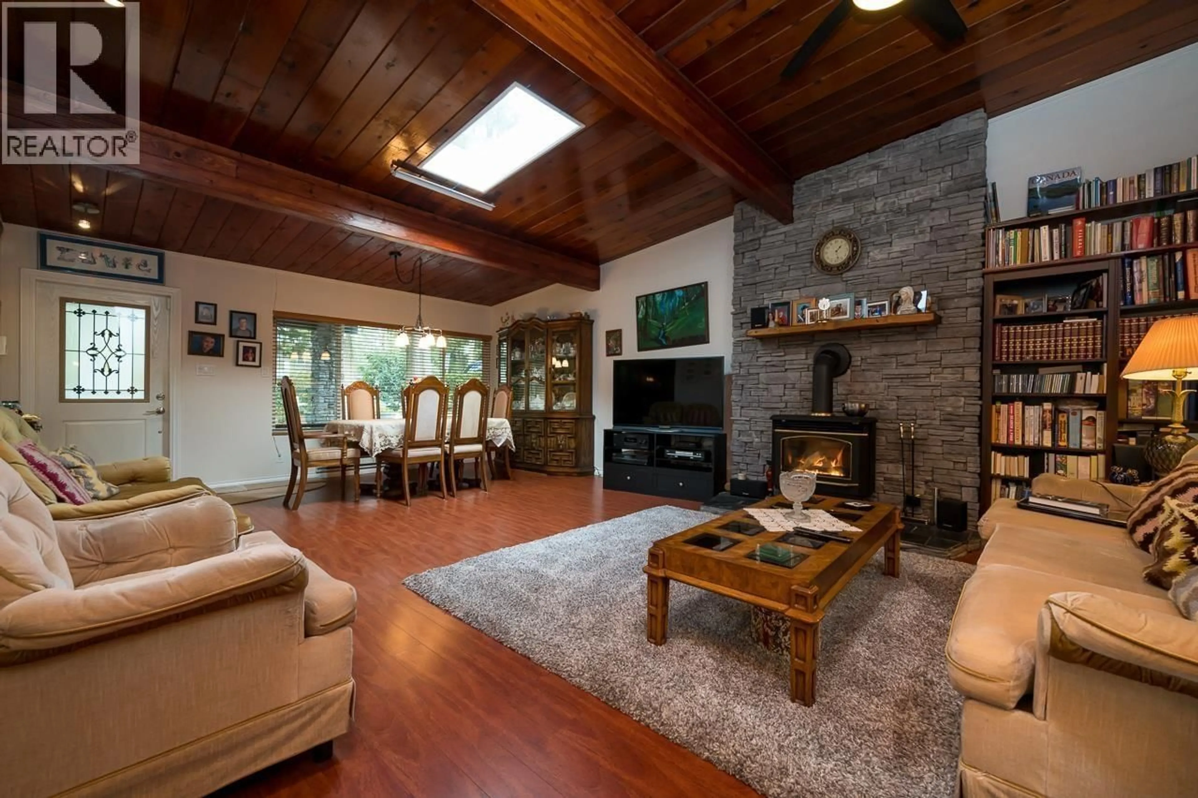 Living room with furniture, wood/laminate floor for 20712 RIVER ROAD, Maple Ridge British Columbia V2X1Z7