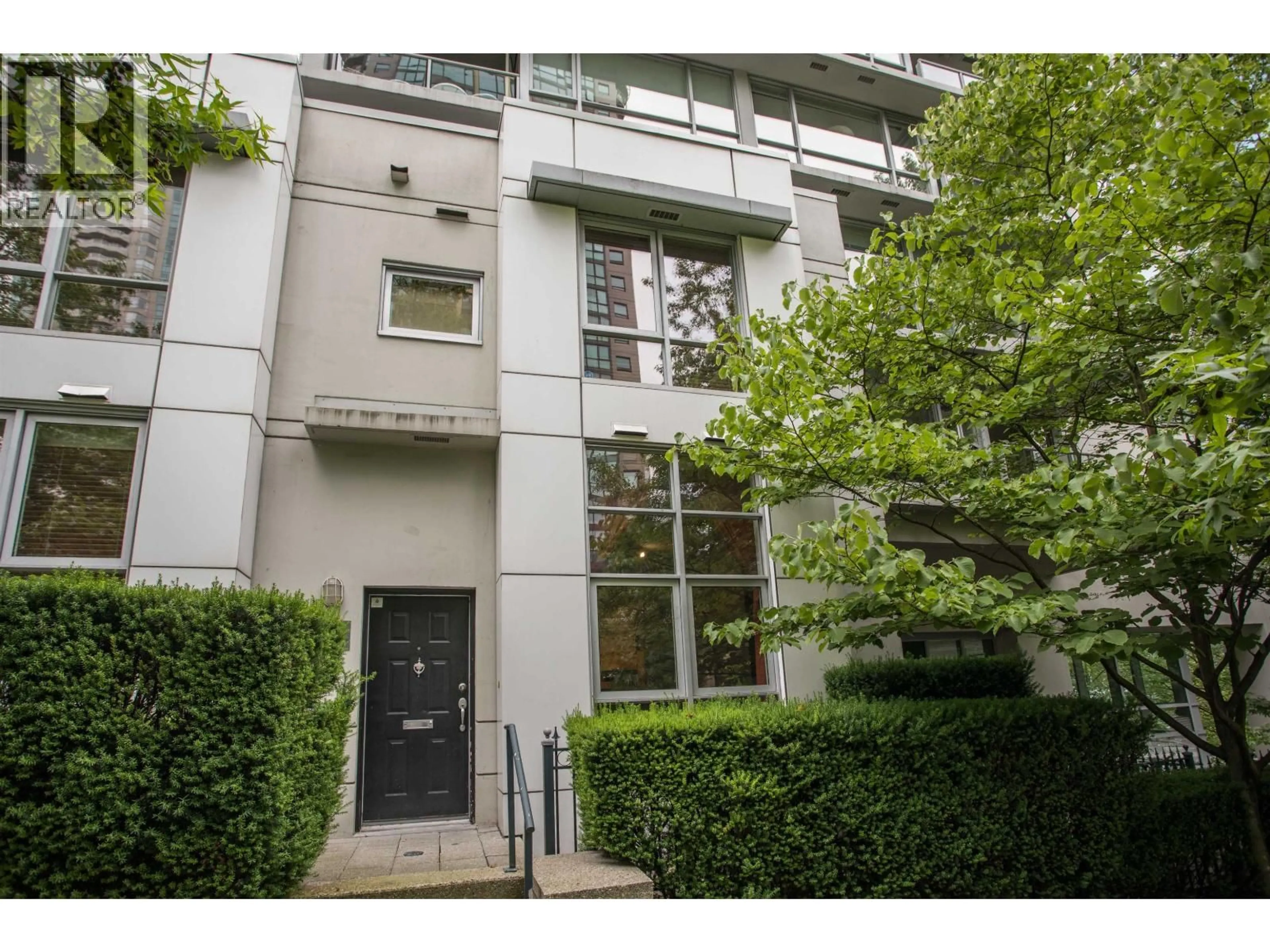 Indoor foyer for TH8 - 707 BROUGHTON STREET, Vancouver British Columbia V6G3K5