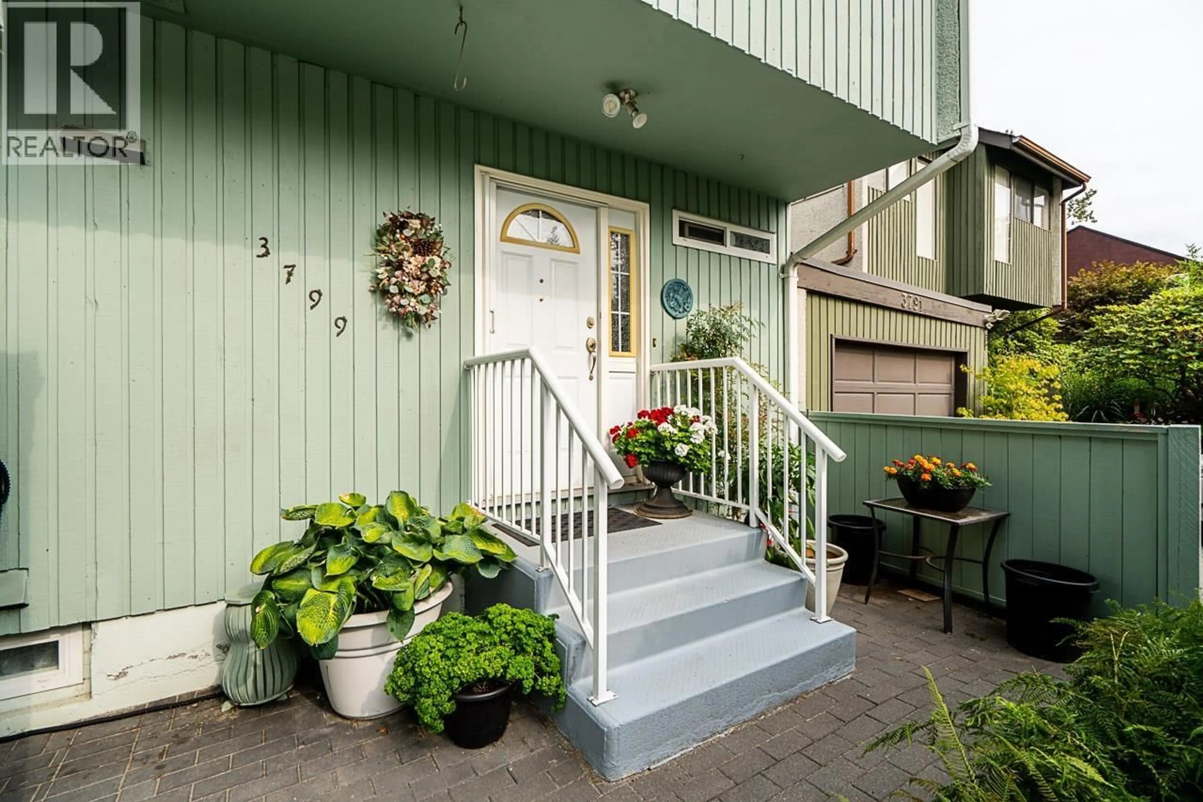 Indoor entryway for 3799 GARDEN GROVE DRIVE, Burnaby British Columbia V5G4A5