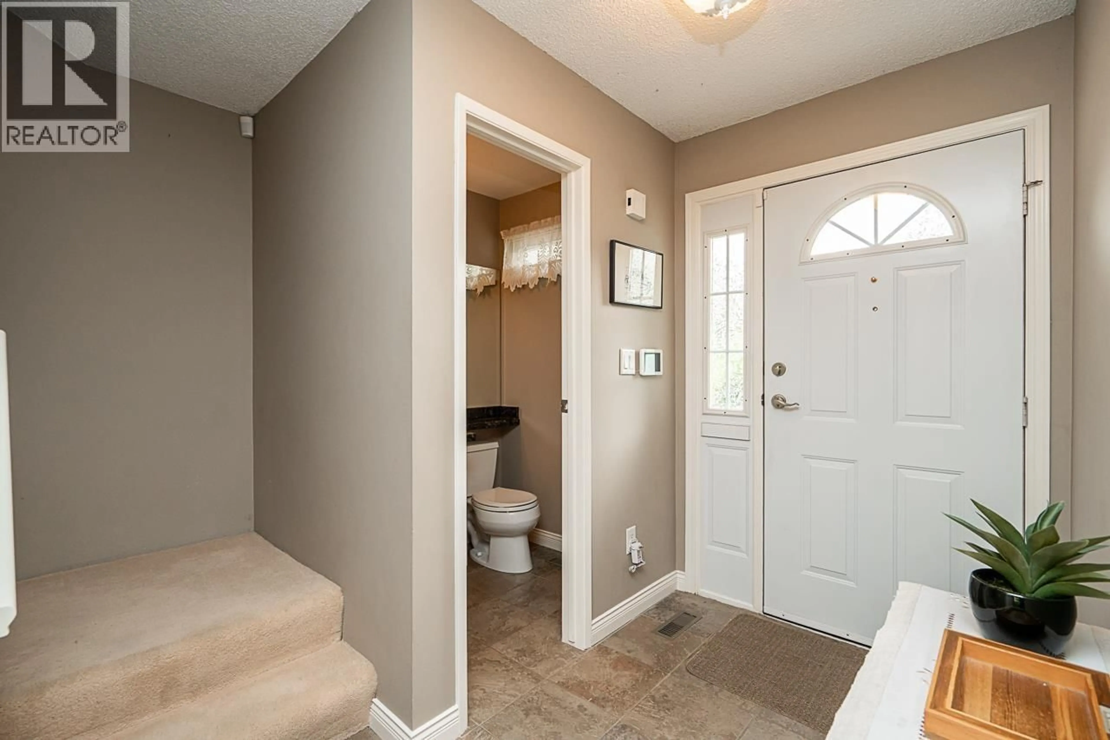 Indoor entryway for 3799 GARDEN GROVE DRIVE, Burnaby British Columbia V5G4A5