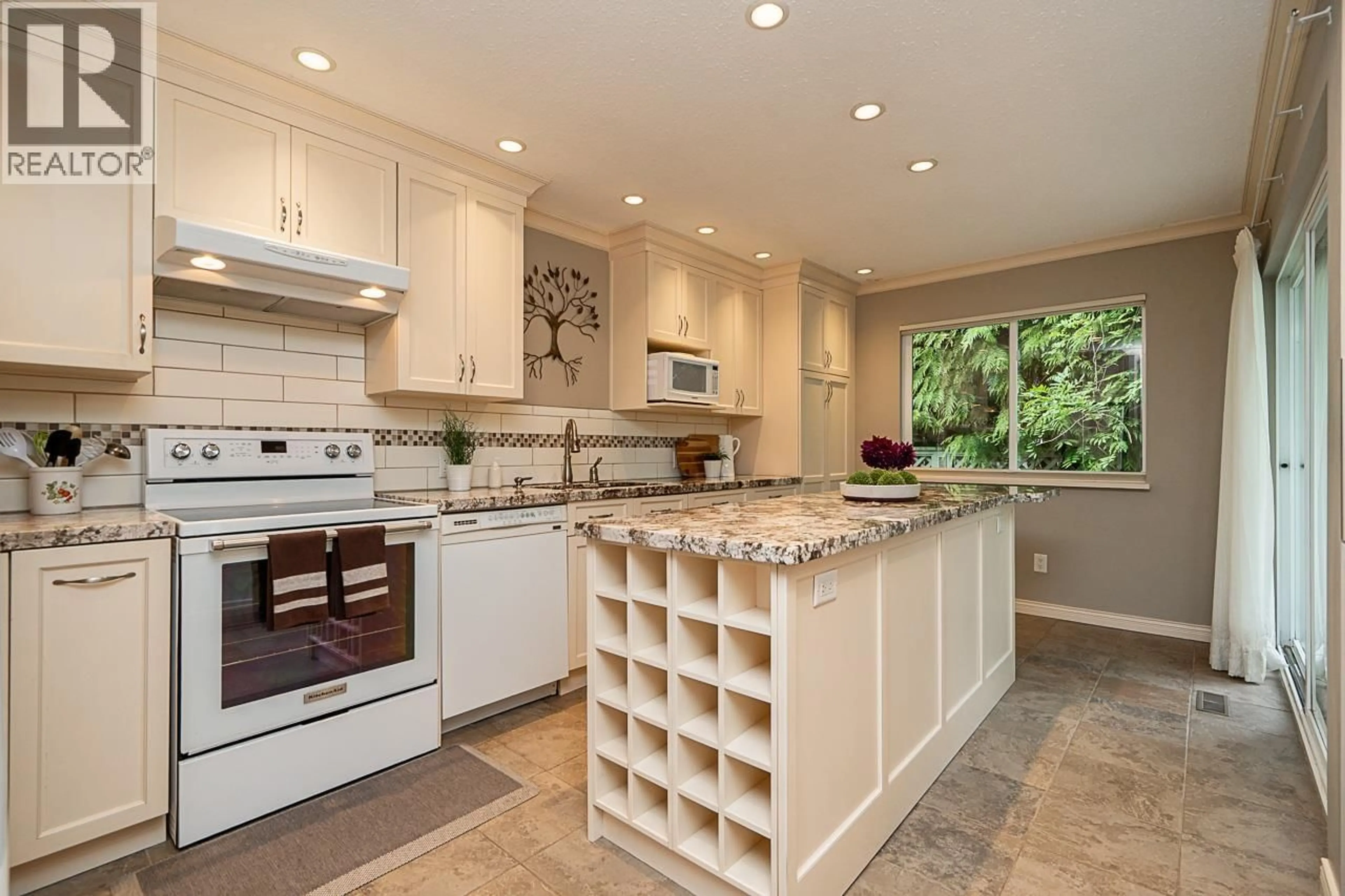 Open concept kitchen, ceramic/tile floor for 3799 GARDEN GROVE DRIVE, Burnaby British Columbia V5G4A5