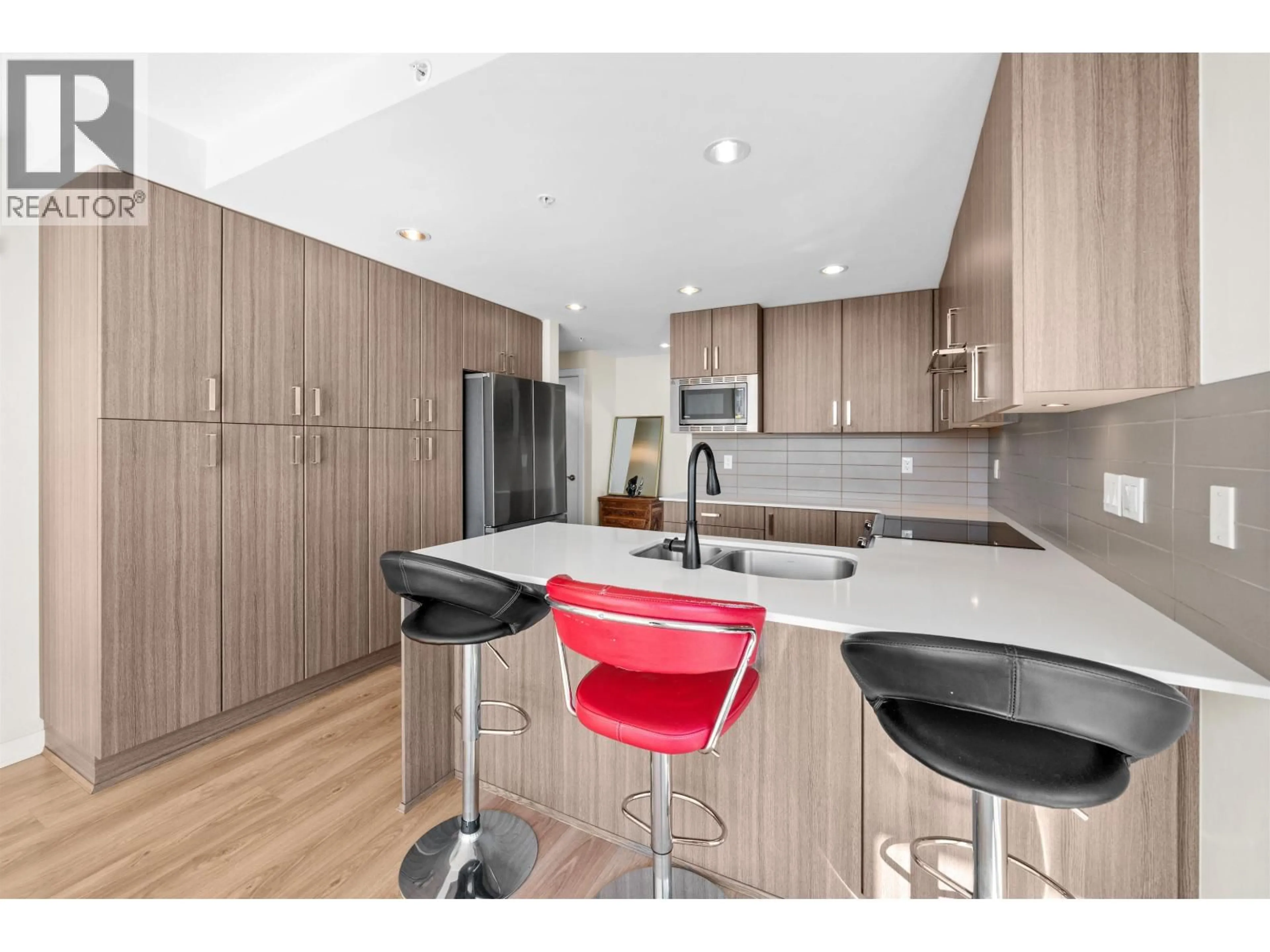 Open concept kitchen, wood/laminate floor for 2004 - 125 COLUMBIA STREET, New Westminster British Columbia V3L0G8