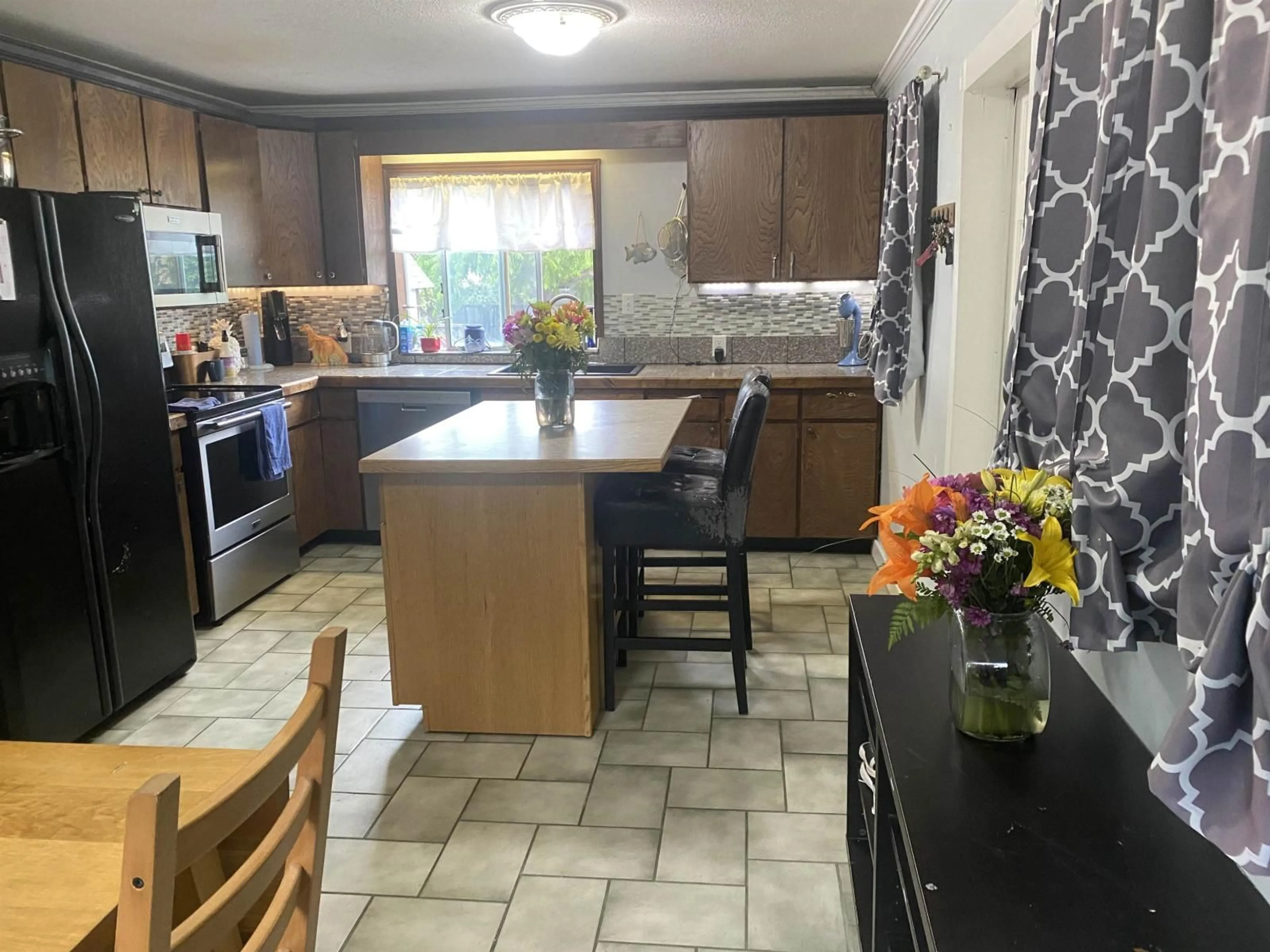 Open concept kitchen, ceramic/tile floor for 33595 7, Mission British Columbia V2V2G2