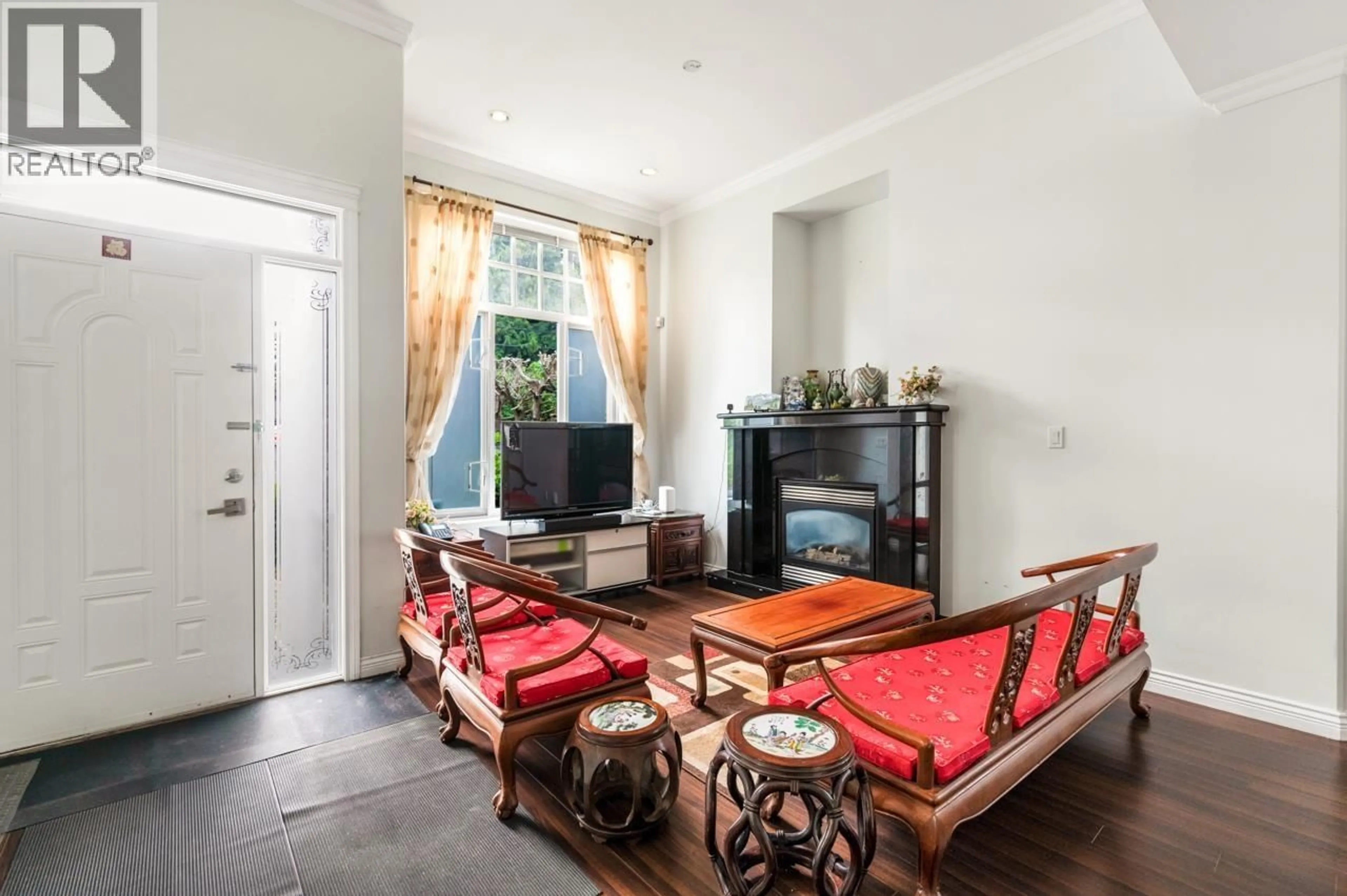 Living room with furniture, unknown for 5239 INMAN AVENUE, Burnaby British Columbia V5H2L5