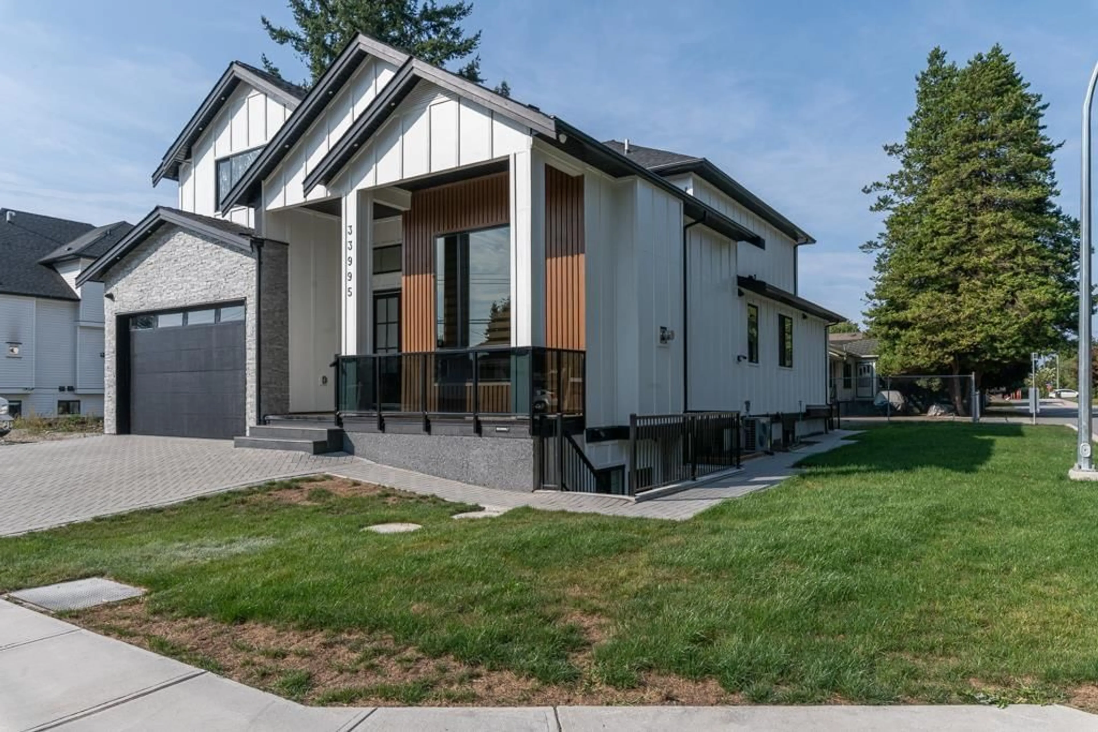 Home with vinyl exterior material, street for 33995 WALNUT, Abbotsford British Columbia V2S2S6