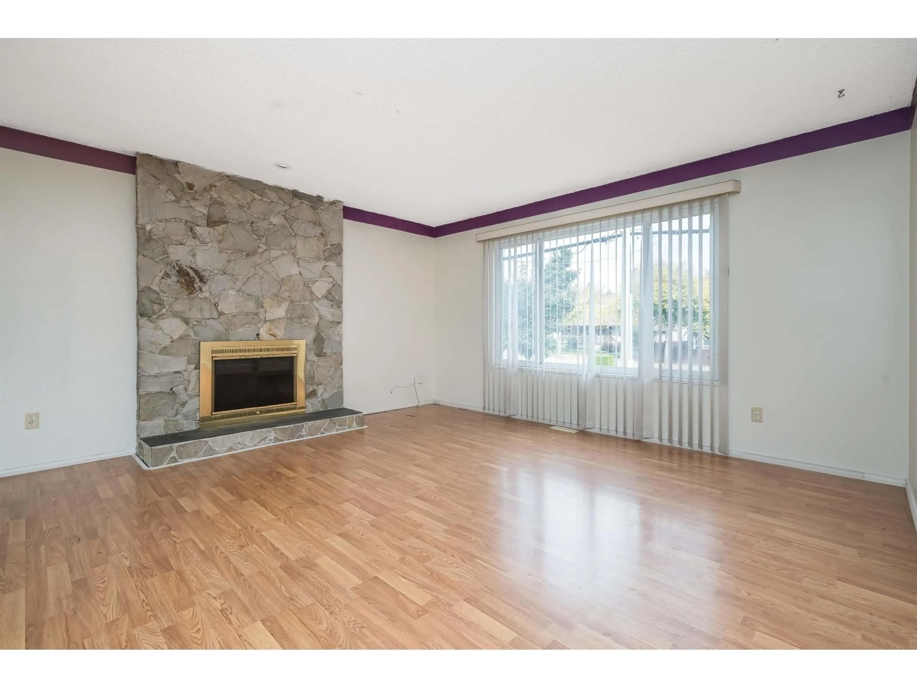Living room with furniture, wood/laminate floor for 15734 96, Surrey British Columbia V4N2L2