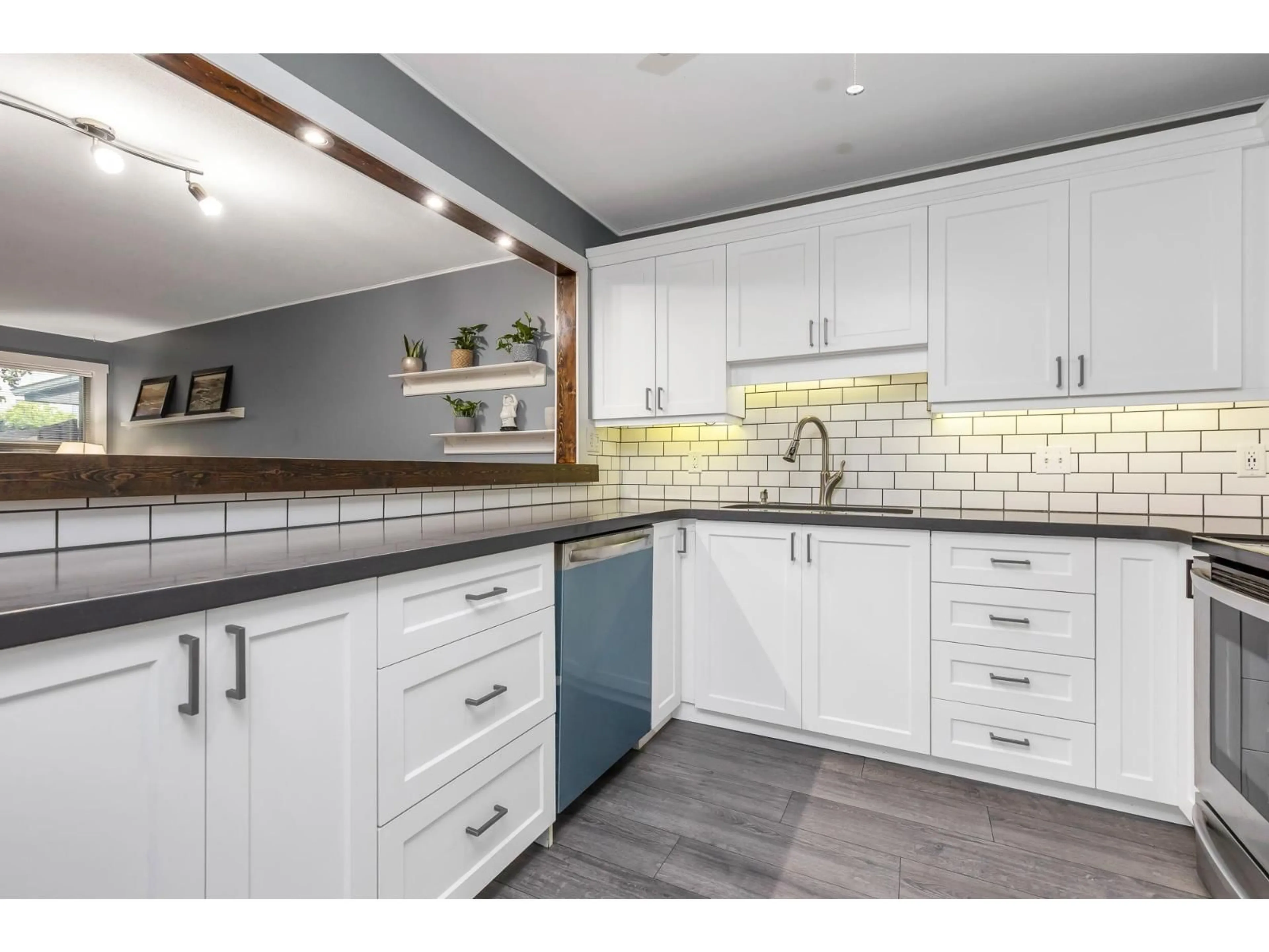 Open concept kitchen, ceramic/tile floor for 123 - 27358 32, Langley British Columbia V4W3M5