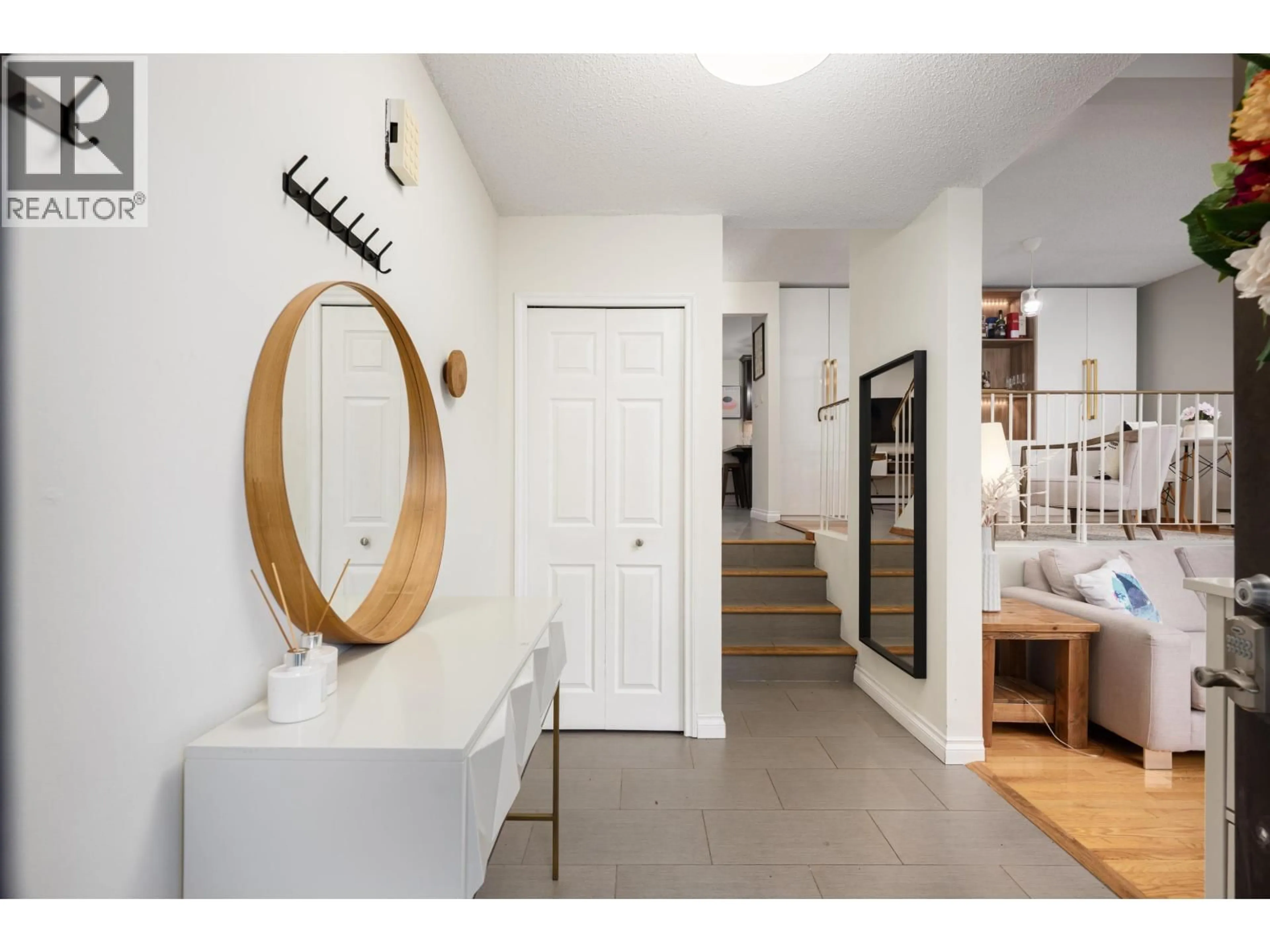 Indoor entryway for 1005 ALPINE PLACE, Port Moody British Columbia V3H3Y5