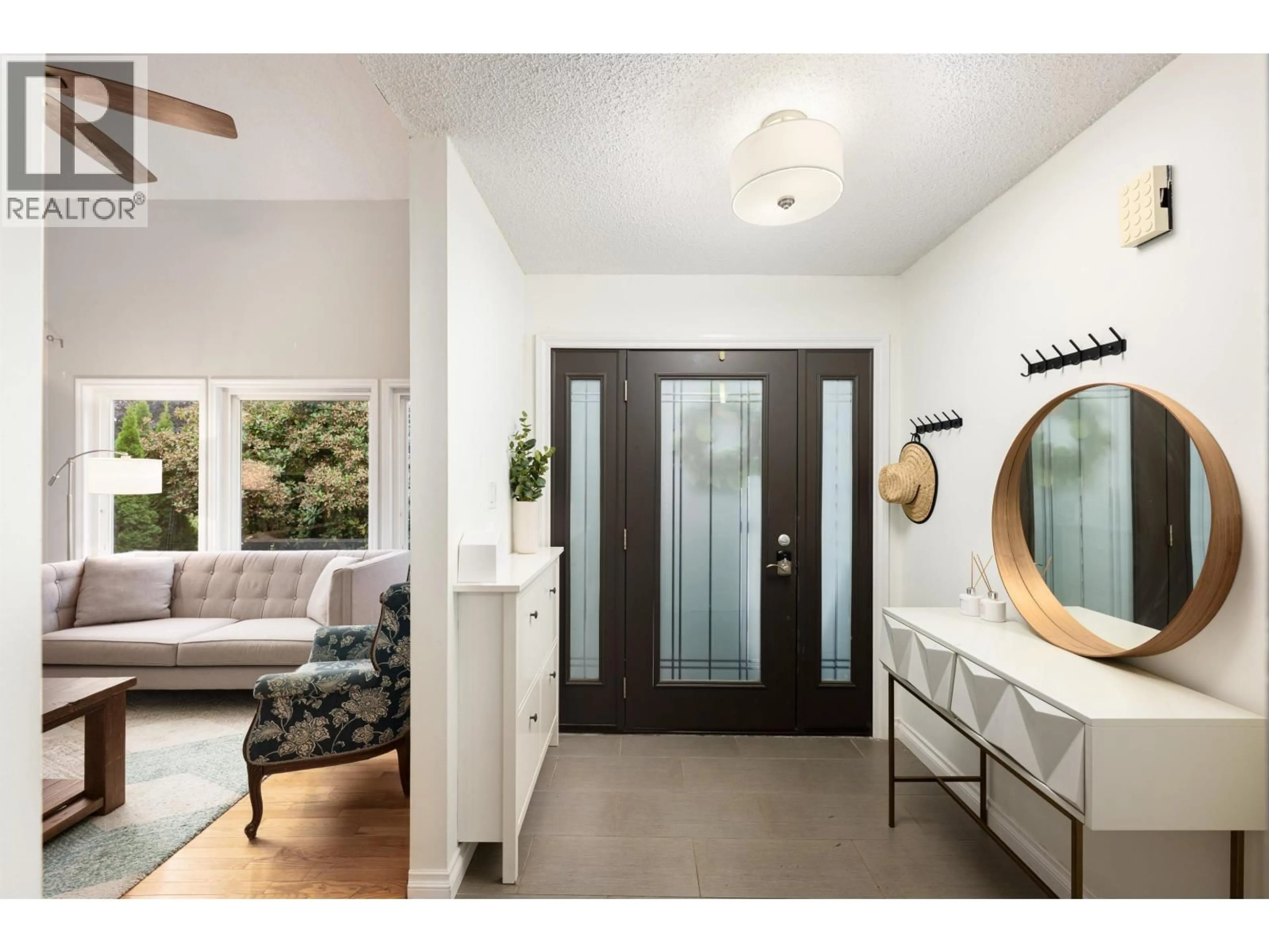 Indoor entryway for 1005 ALPINE PLACE, Port Moody British Columbia V3H3Y5