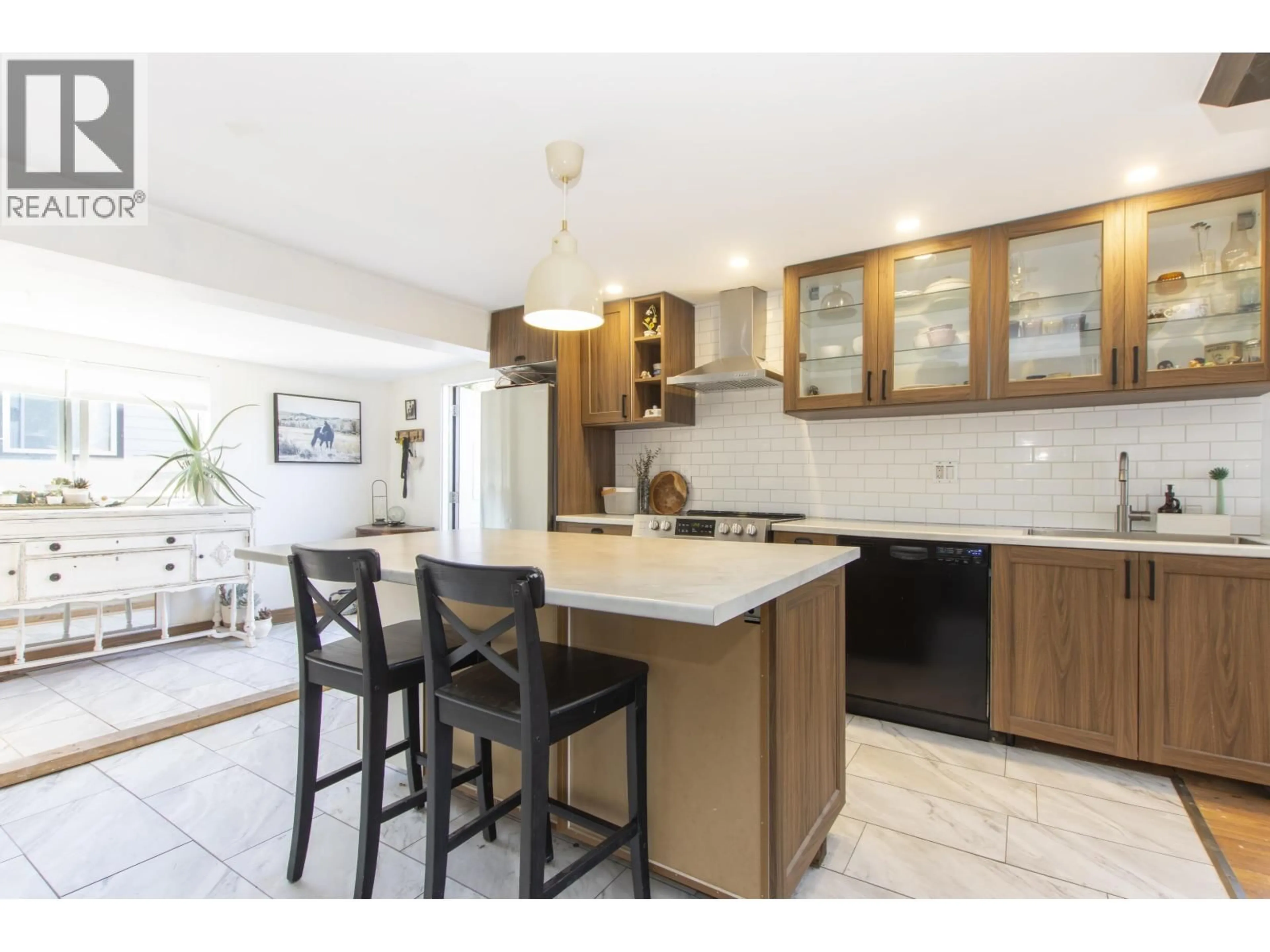 Open concept kitchen, unknown for 76 - 40157 GOVERNMENT ROAD, Squamish British Columbia V0N1T0