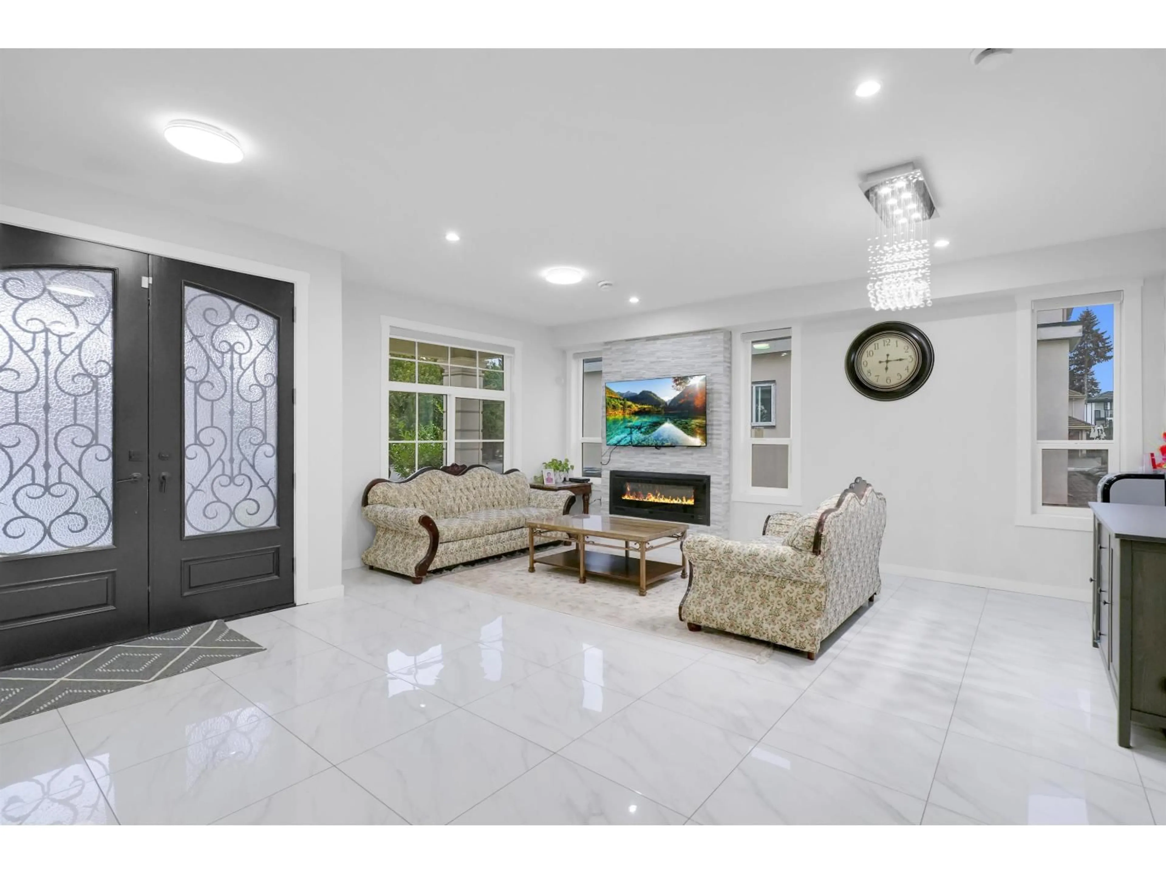 Indoor entryway for 8069 124, Surrey British Columbia V3W0X7
