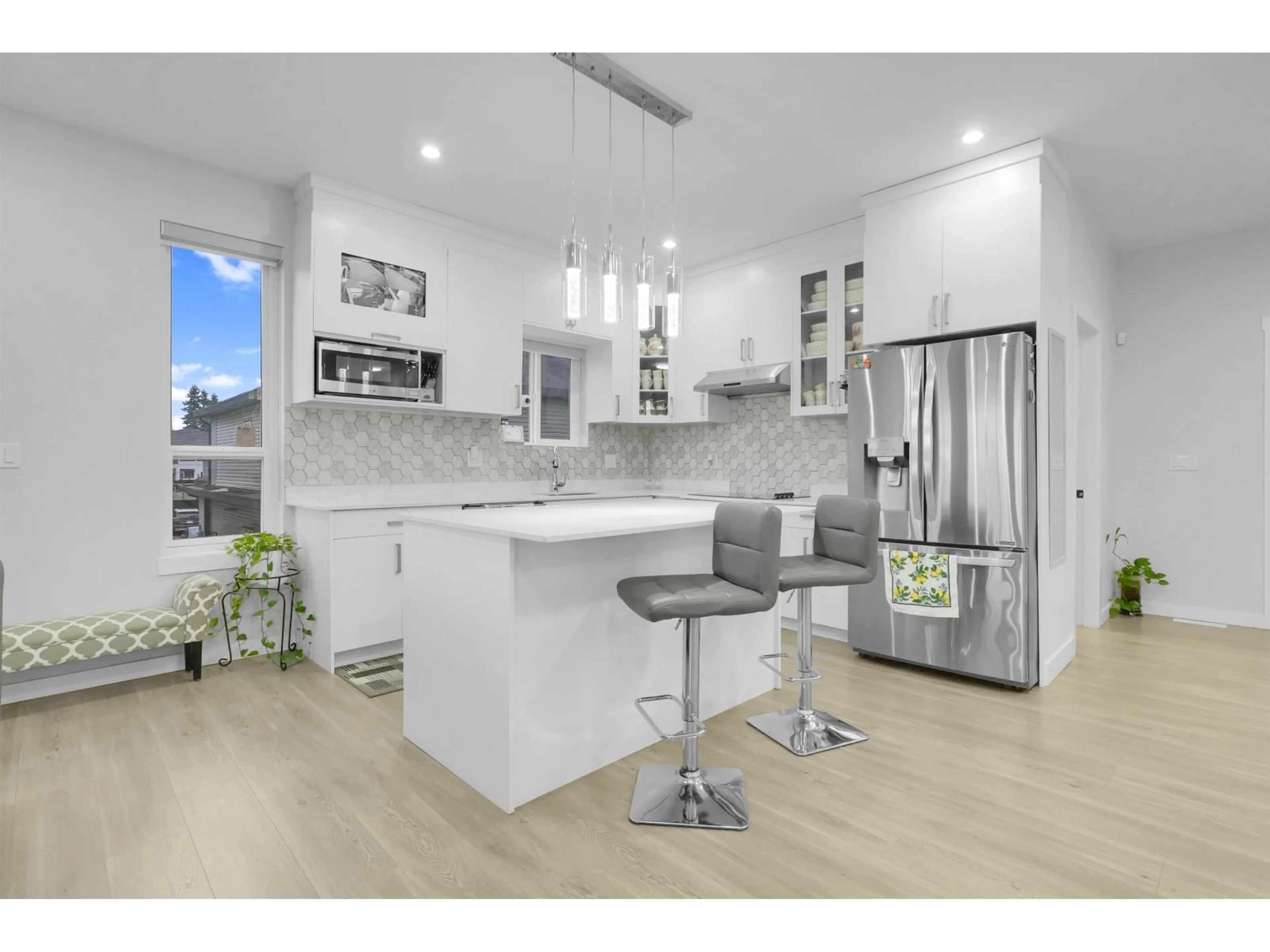 Open concept kitchen, unknown for 8069 124, Surrey British Columbia V3W0X7