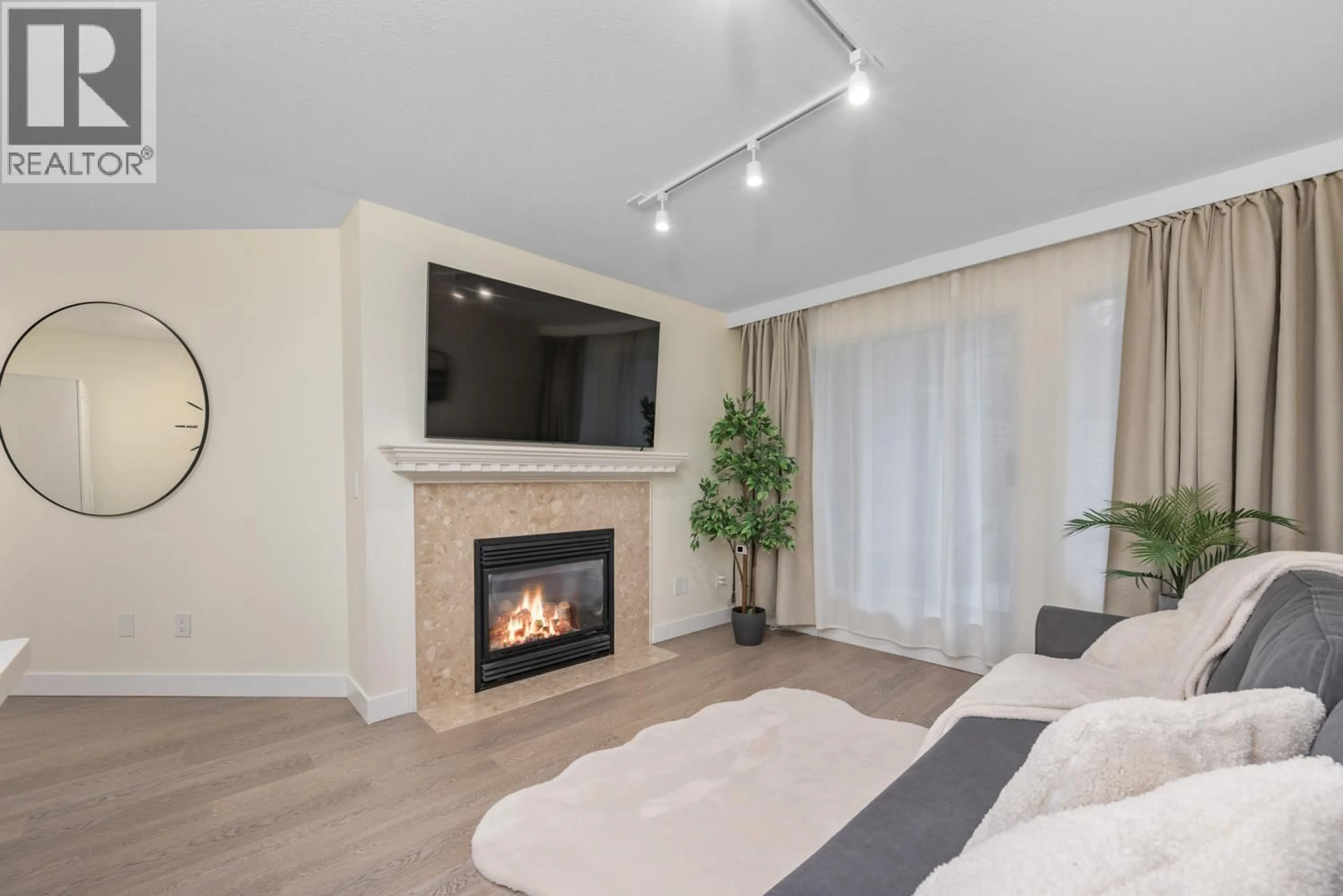 Living room with furniture, unknown for 114 - 3770 MANOR STREET, Burnaby British Columbia V5G4T5