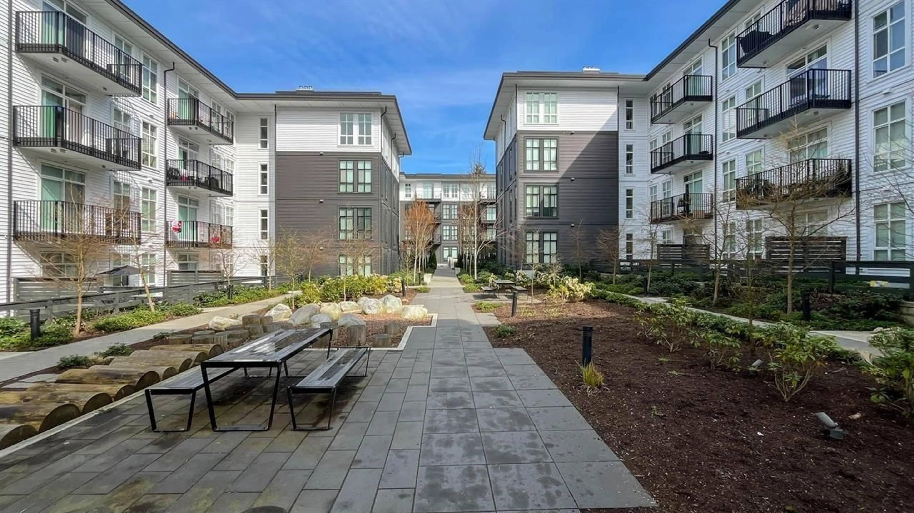 Patio, street for 404 - 13929 105, Surrey British Columbia V3T0R5