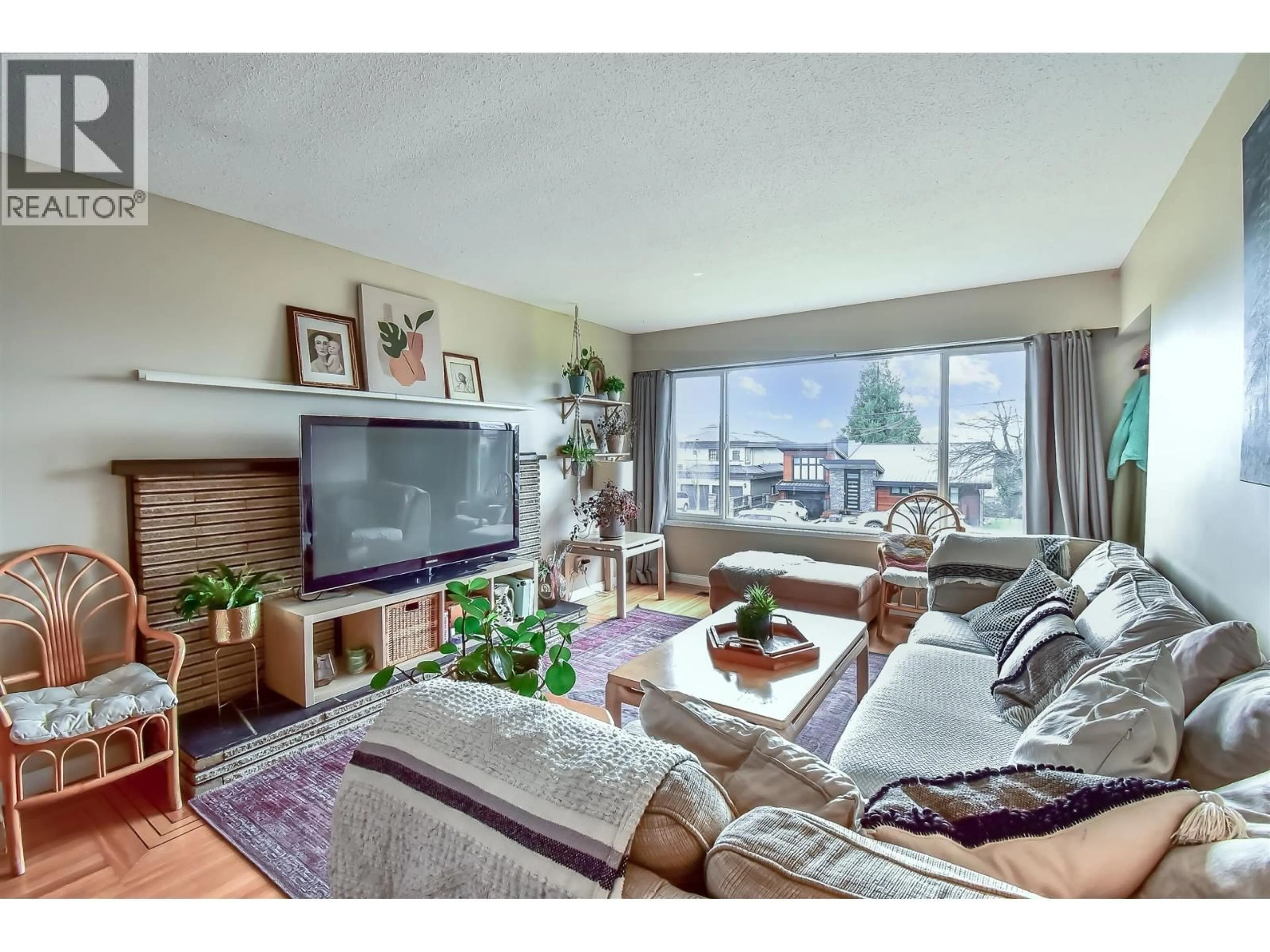 Living room with furniture, unknown for 5477 PORTLAND STREET, Burnaby British Columbia V5J2R5