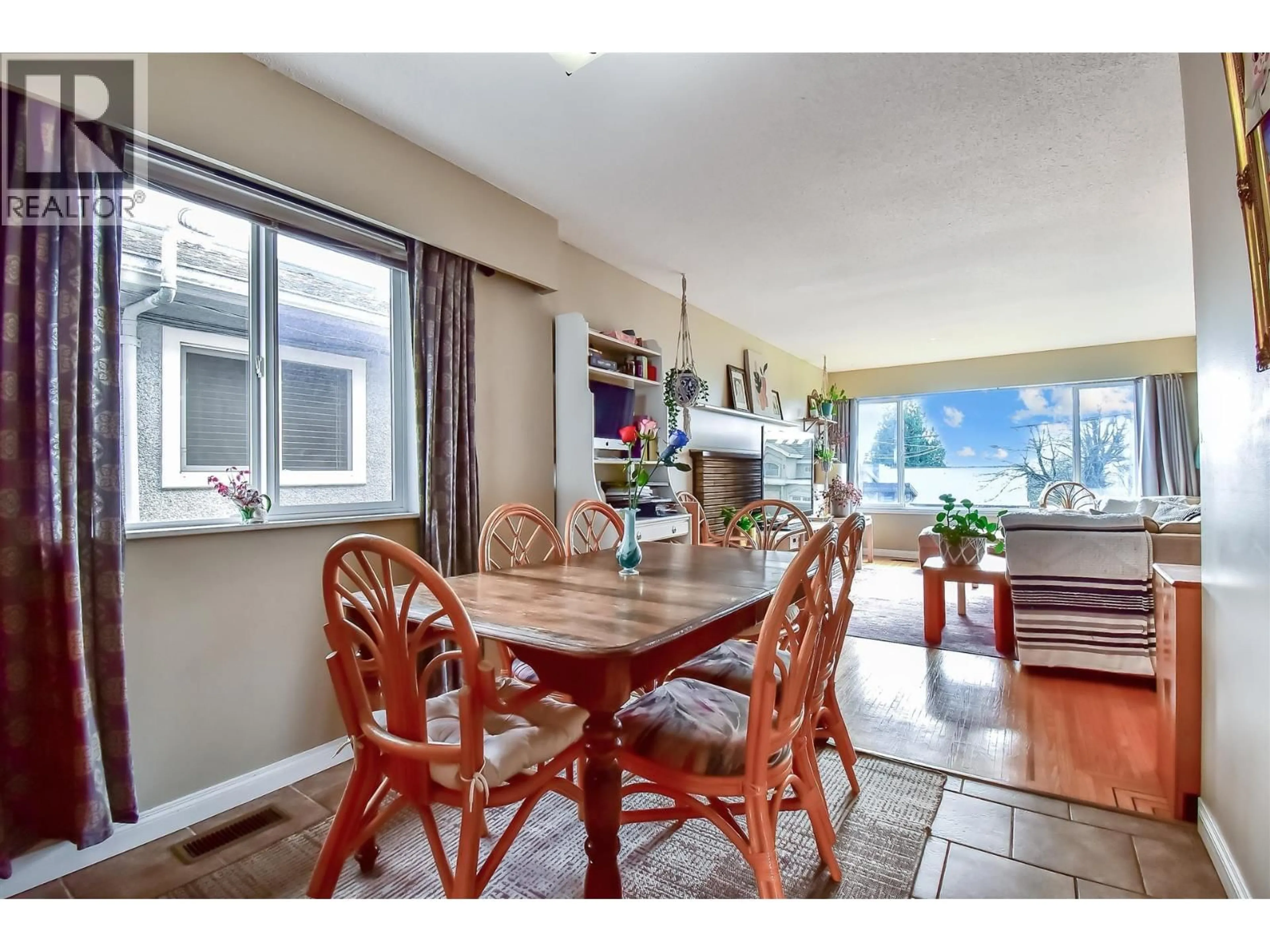 Dining room, wood/laminate floor for 5477 PORTLAND STREET, Burnaby British Columbia V5J2R5