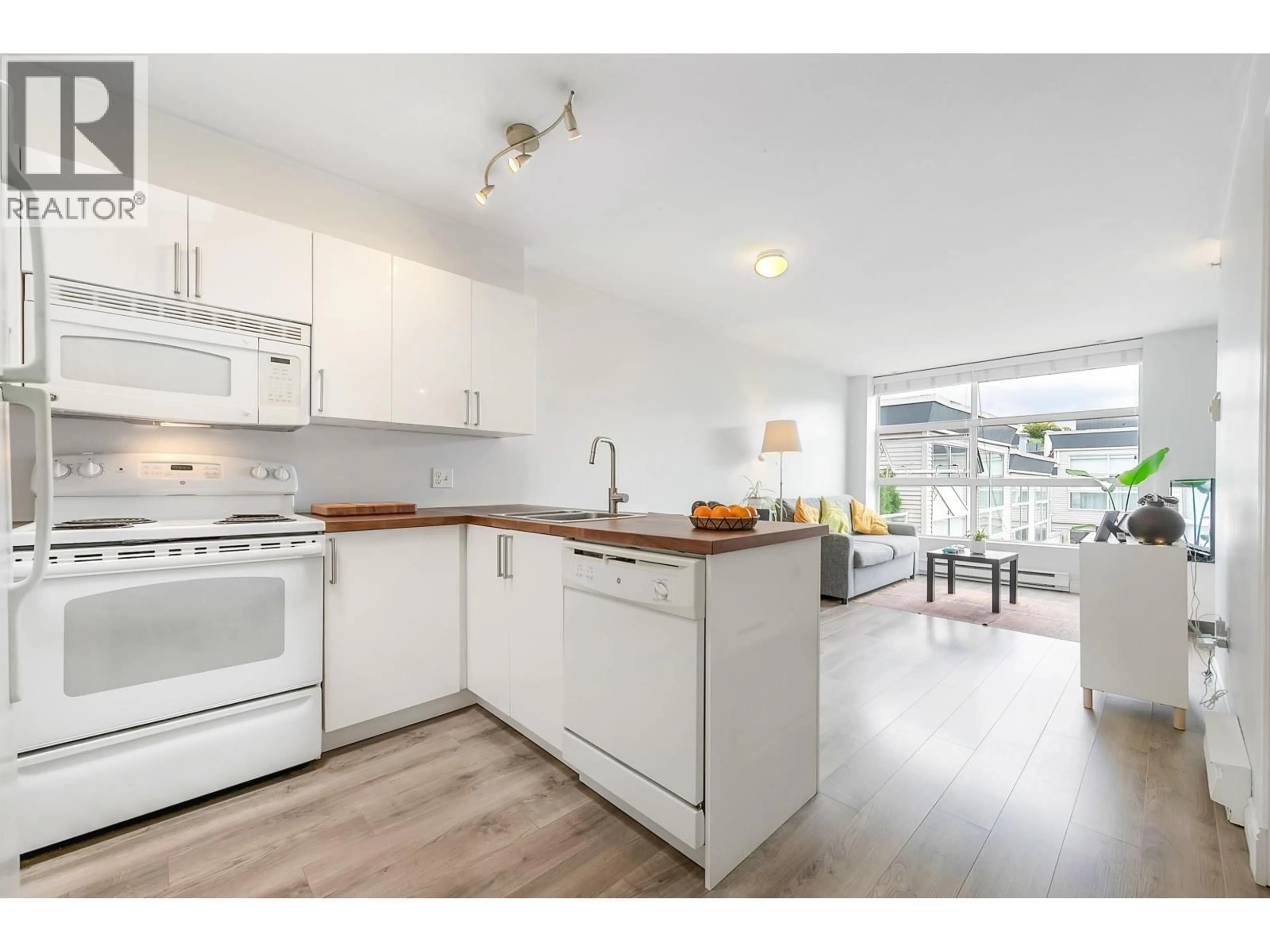 Open concept kitchen, wood/laminate floor for PH11 - 418 BROADWAY, Vancouver British Columbia V5T1X2