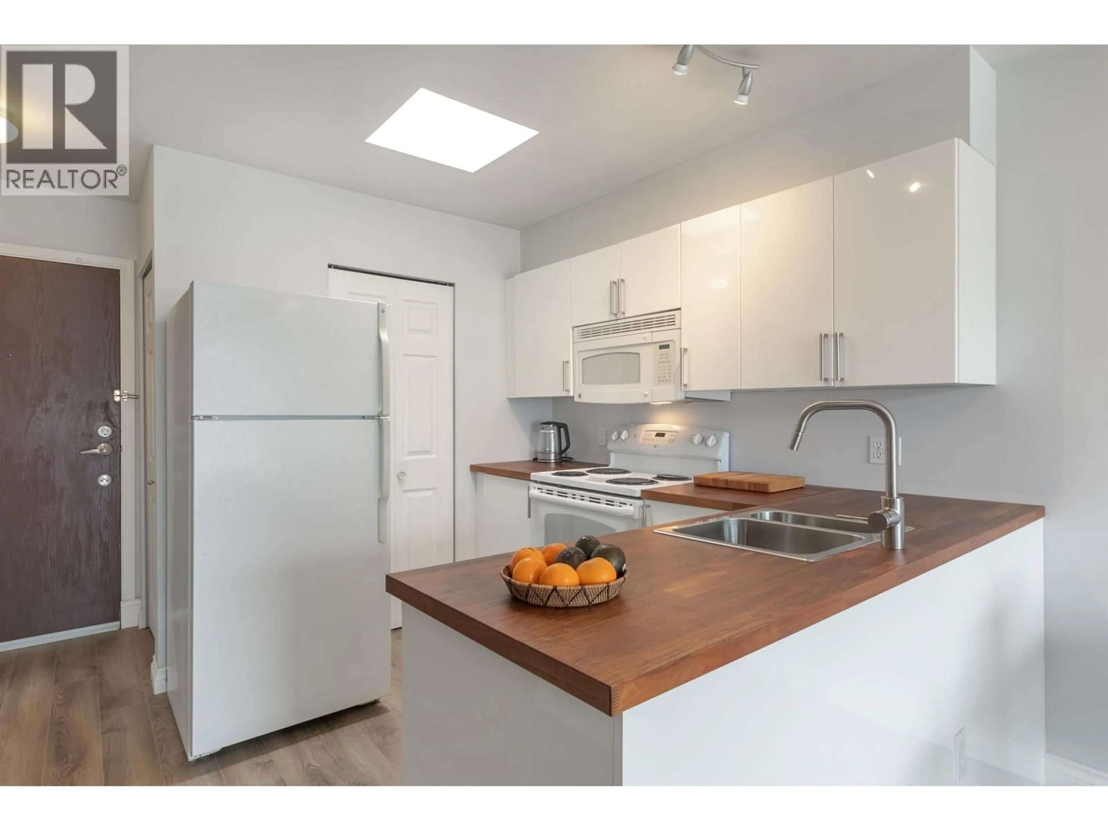 Standard kitchen, unknown for PH11 - 418 BROADWAY, Vancouver British Columbia V5T1X2