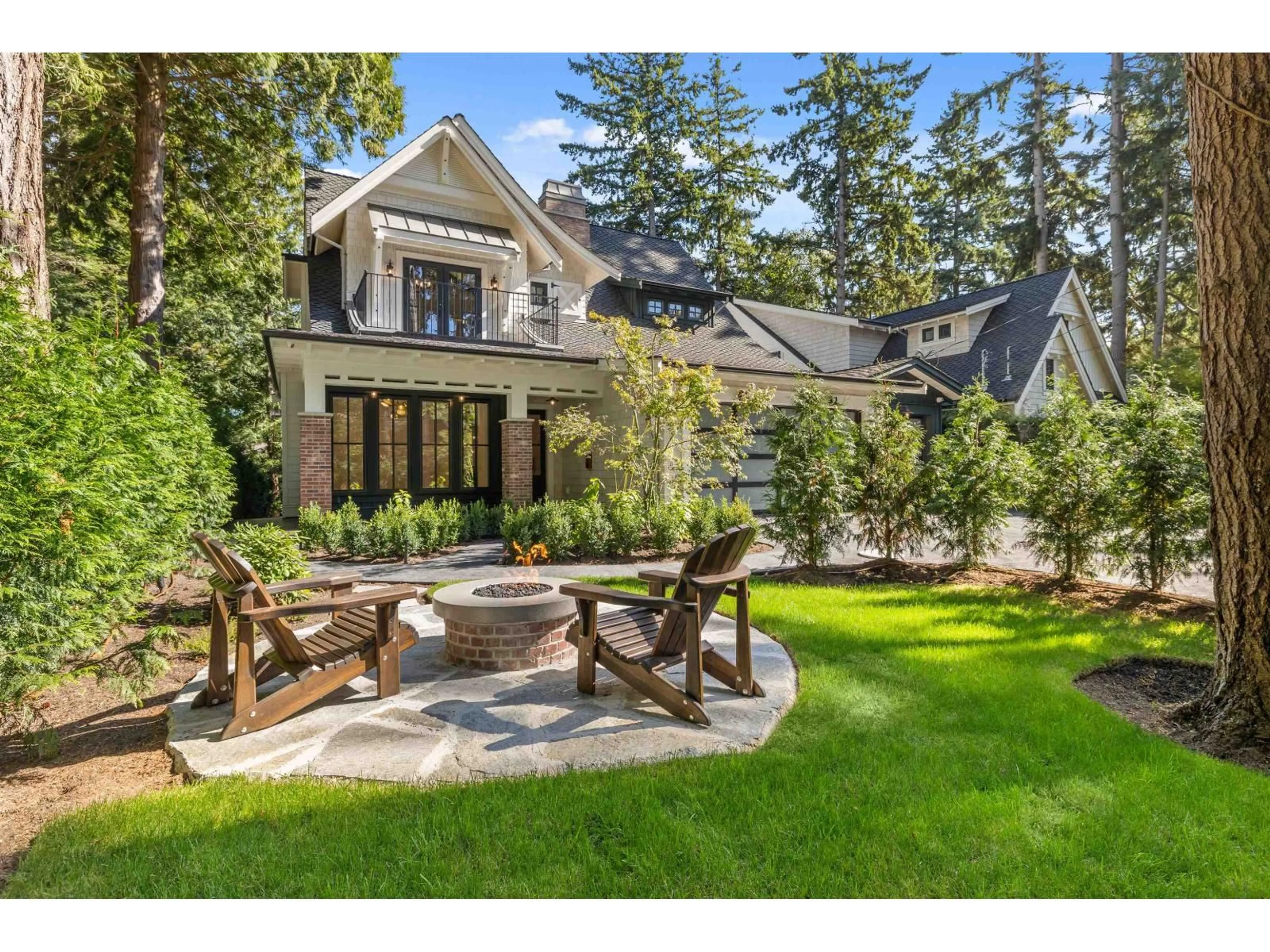 Patio, mountain view for 2422 CHRISTOPHERSON, Surrey British Columbia V4A5W2