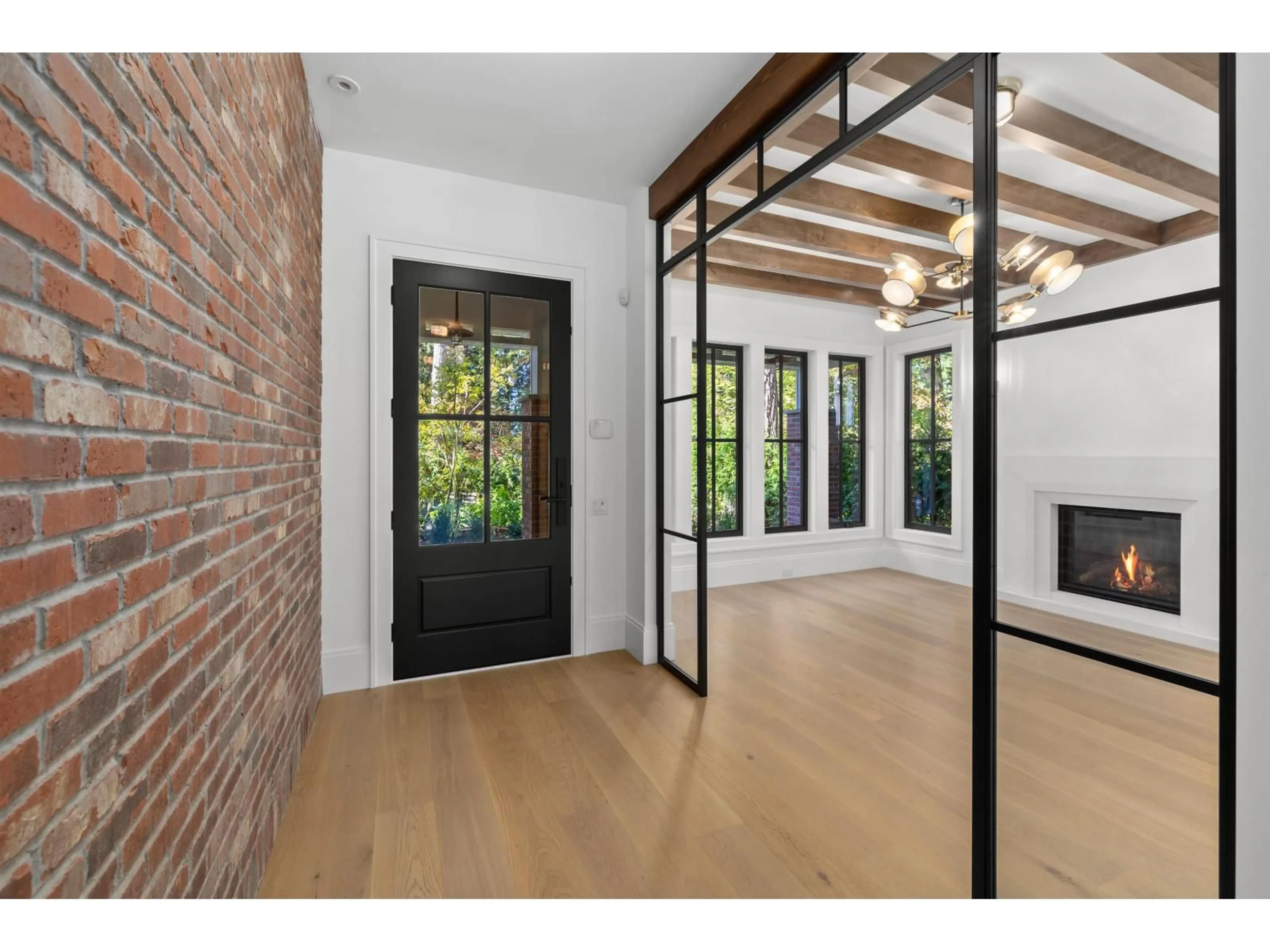 Indoor entryway for 2422 CHRISTOPHERSON, Surrey British Columbia V4A5W2