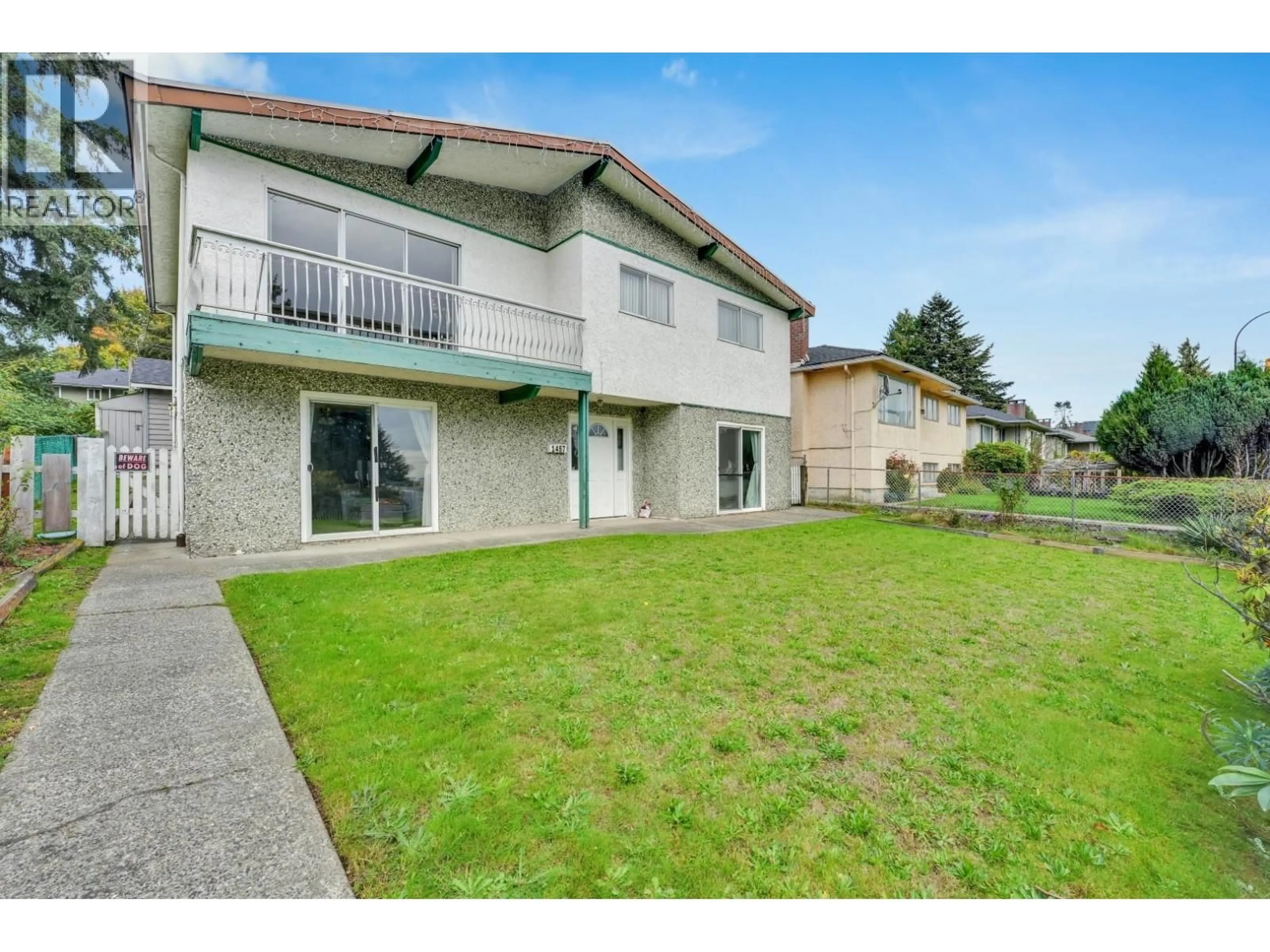 A pic from outside/outdoor area/front of a property/back of a property/a pic from drone, unknown for 1457 MARINE DRIVE, Vancouver British Columbia V5P2R3
