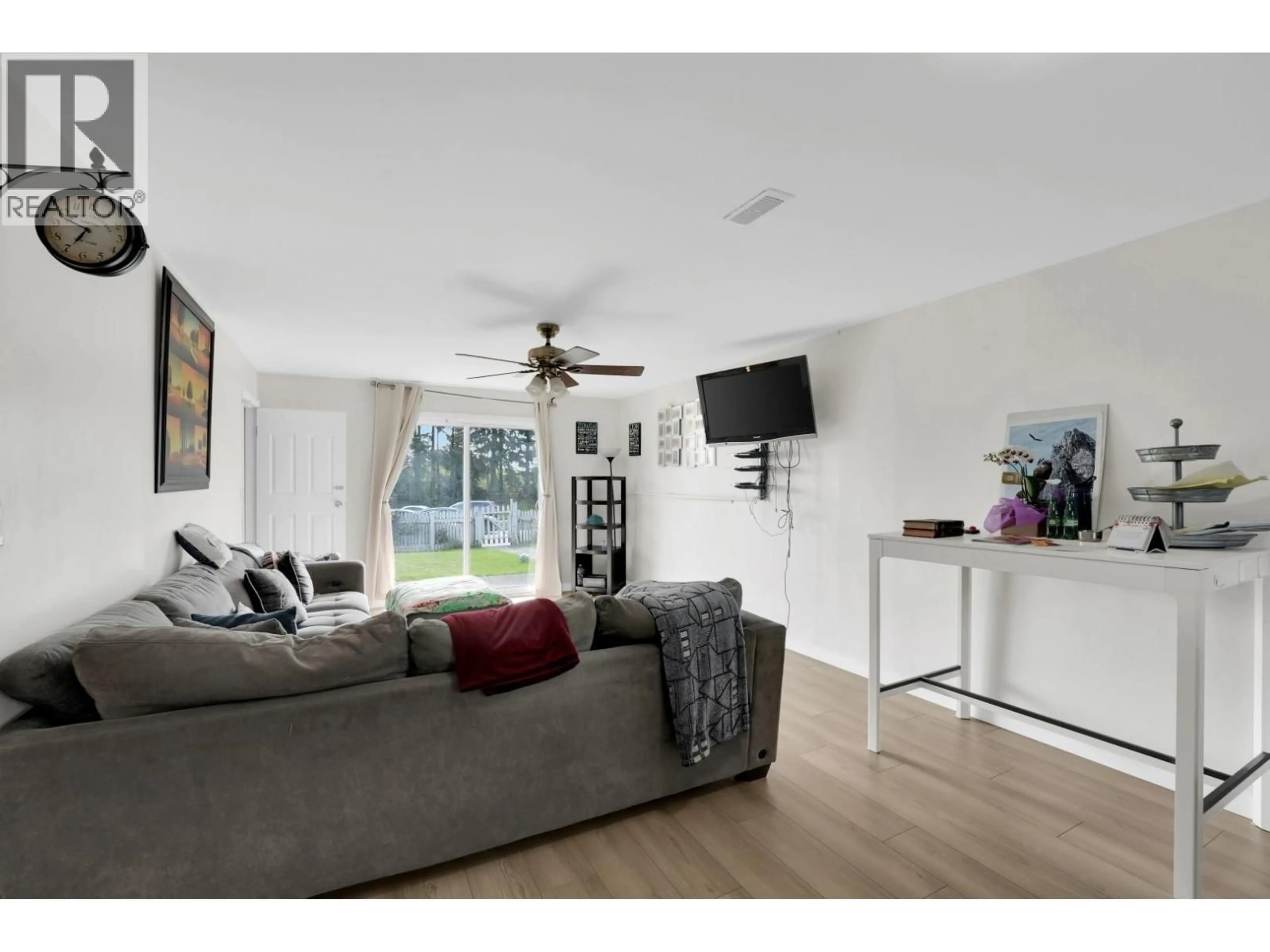 Living room with furniture, wood/laminate floor for 1457 MARINE DRIVE, Vancouver British Columbia V5P2R3