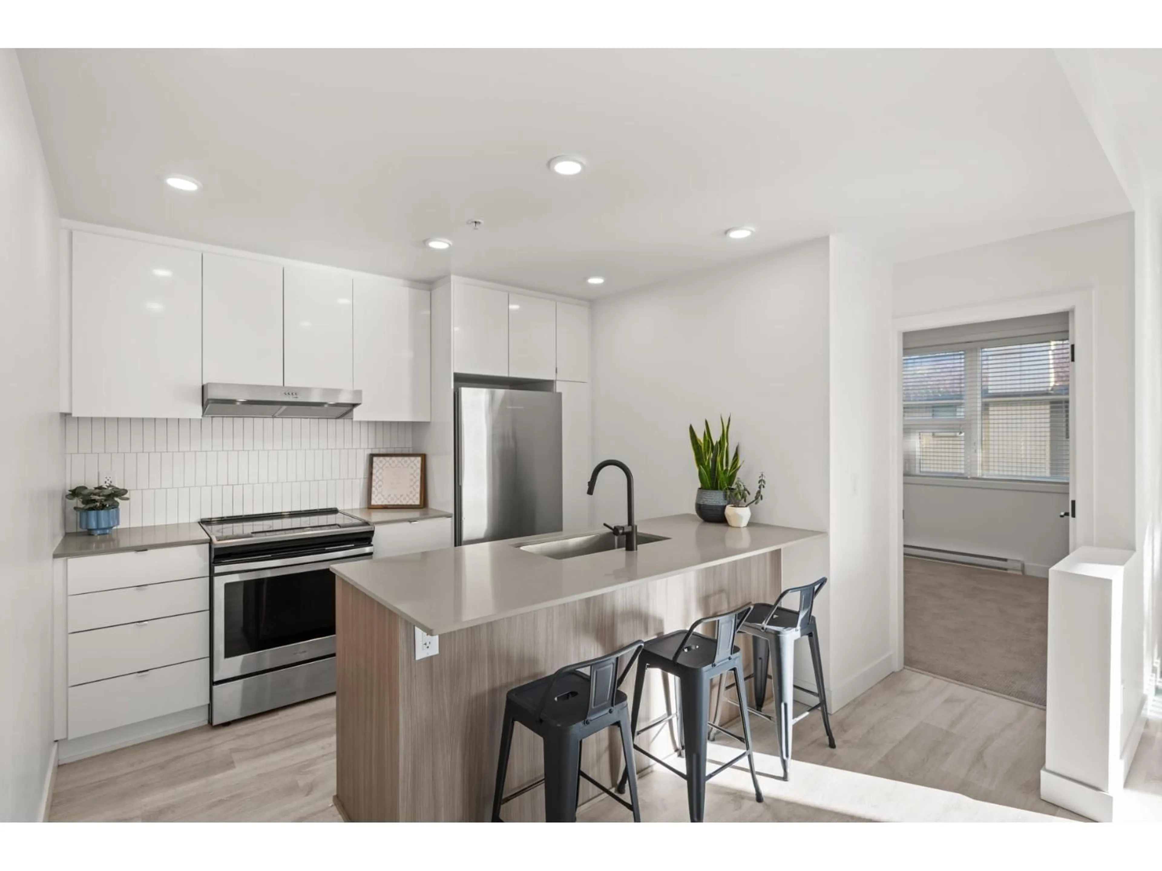 Open concept kitchen, unknown for 307 - 32838 LANDEAU, Abbotsford British Columbia V2S0M6