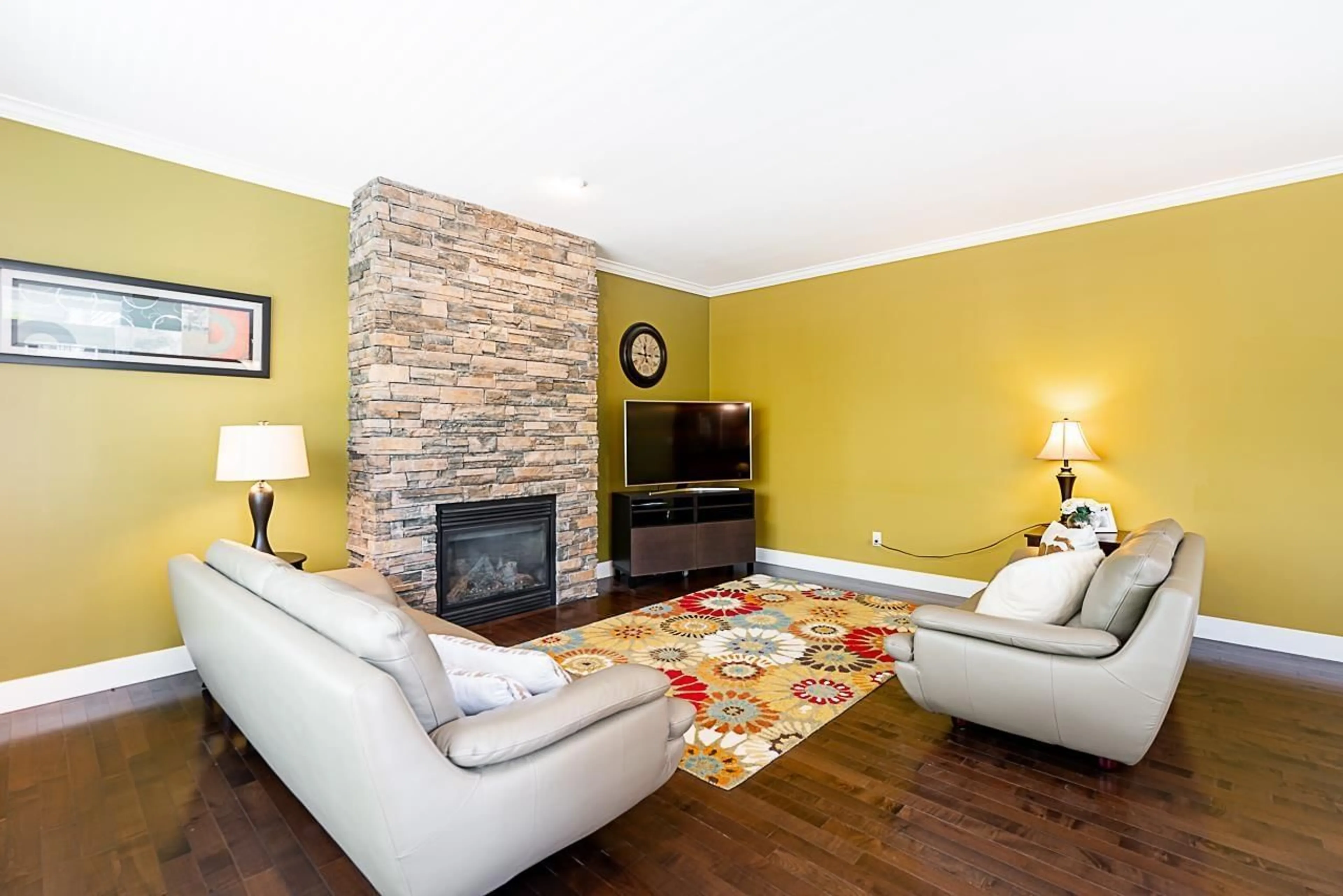 Living room with furniture, wood/laminate floor for 17916 71, Surrey British Columbia V3S7C7