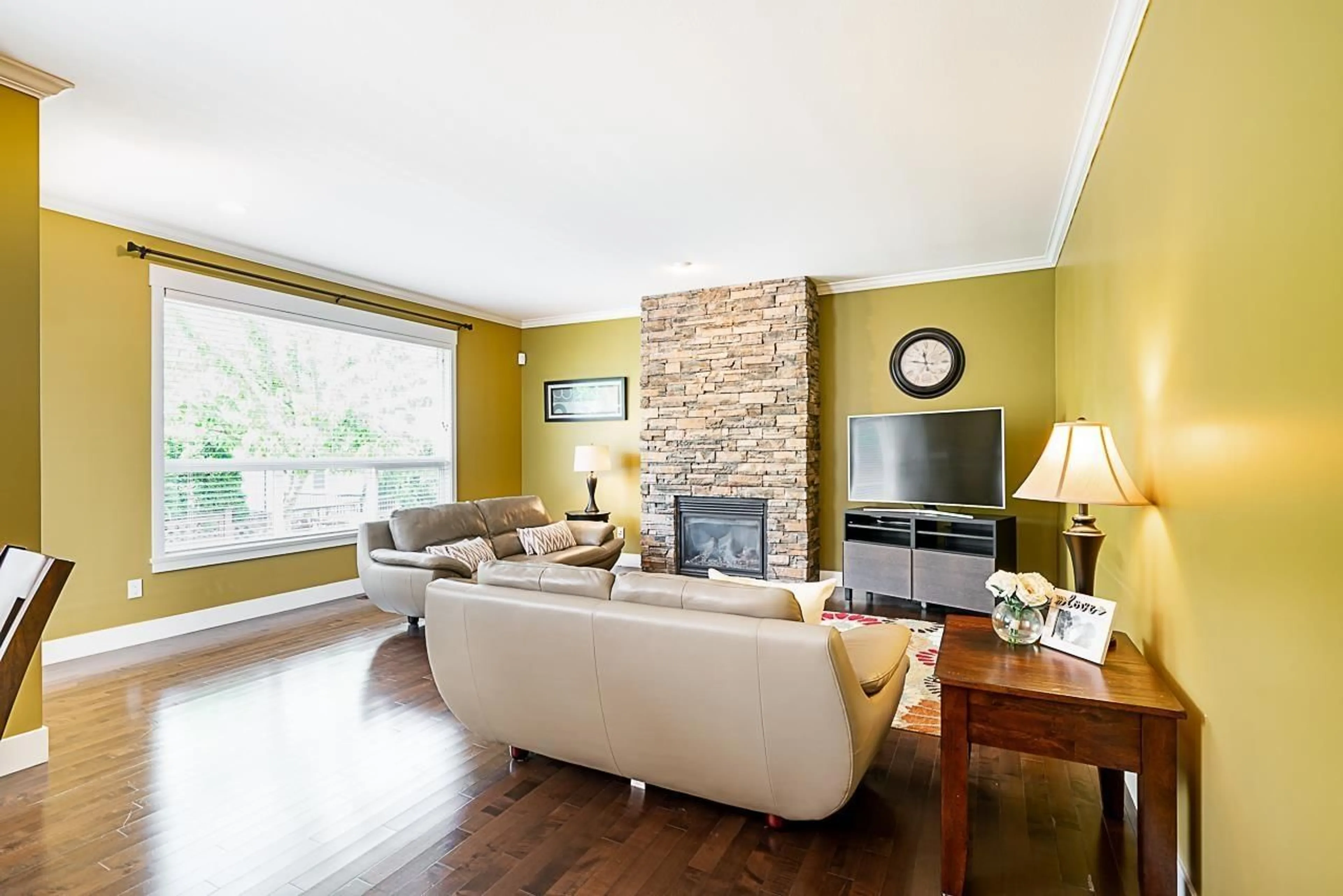 Living room with furniture, wood/laminate floor for 17916 71, Surrey British Columbia V3S7C7
