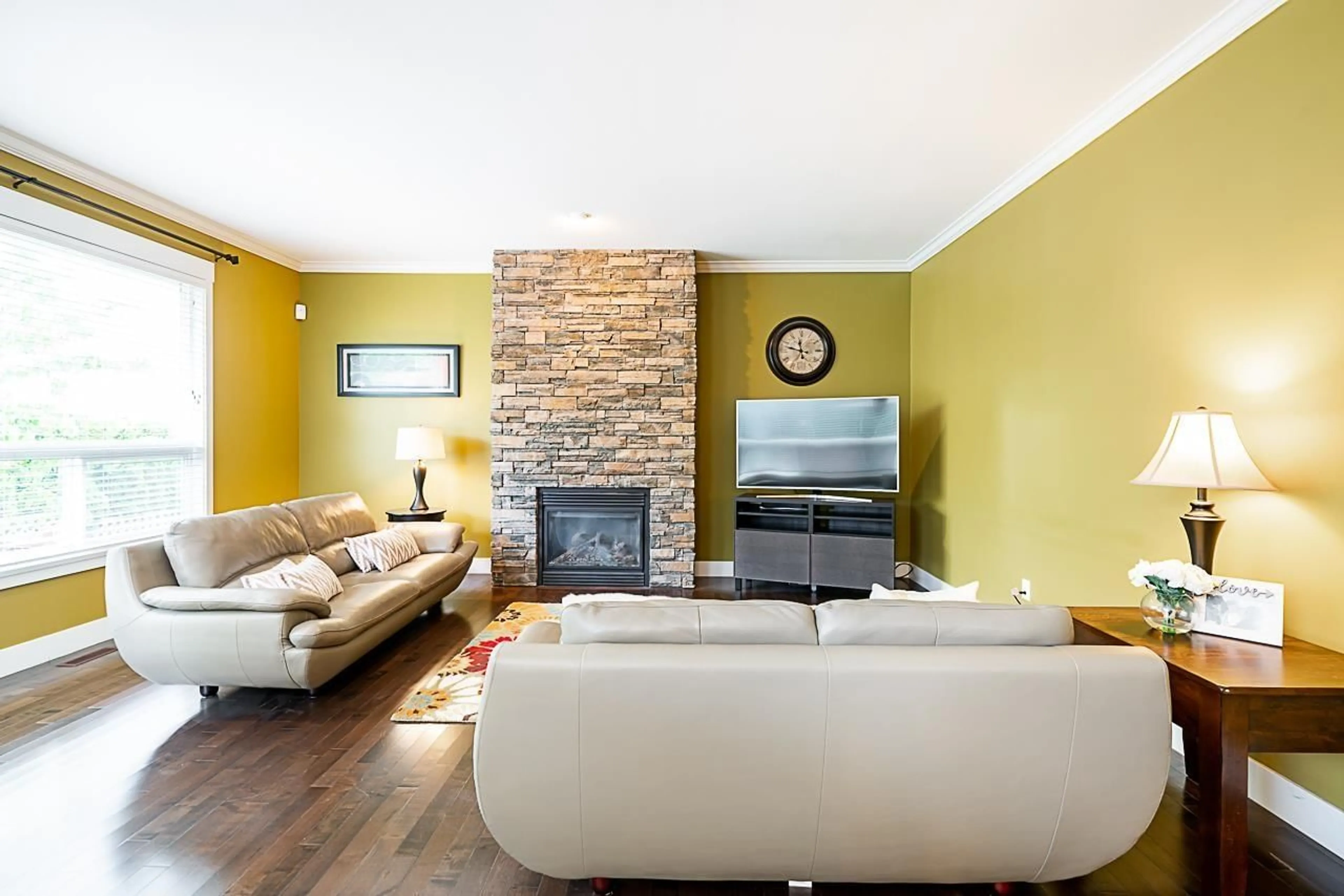 Living room with furniture, wood/laminate floor for 17916 71, Surrey British Columbia V3S7C7