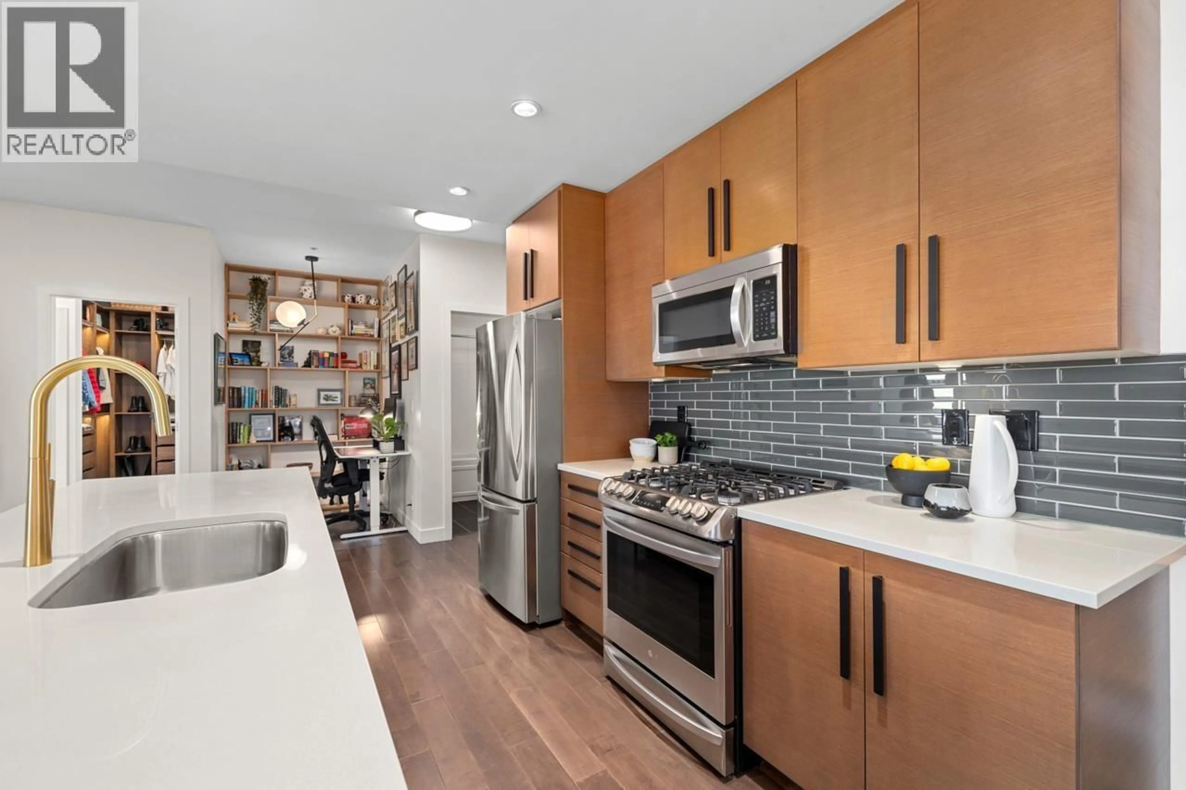 Contemporary kitchen, unknown for 310 - 3294 MT SEYMOUR PARKWAY, North Vancouver British Columbia V7H0B1