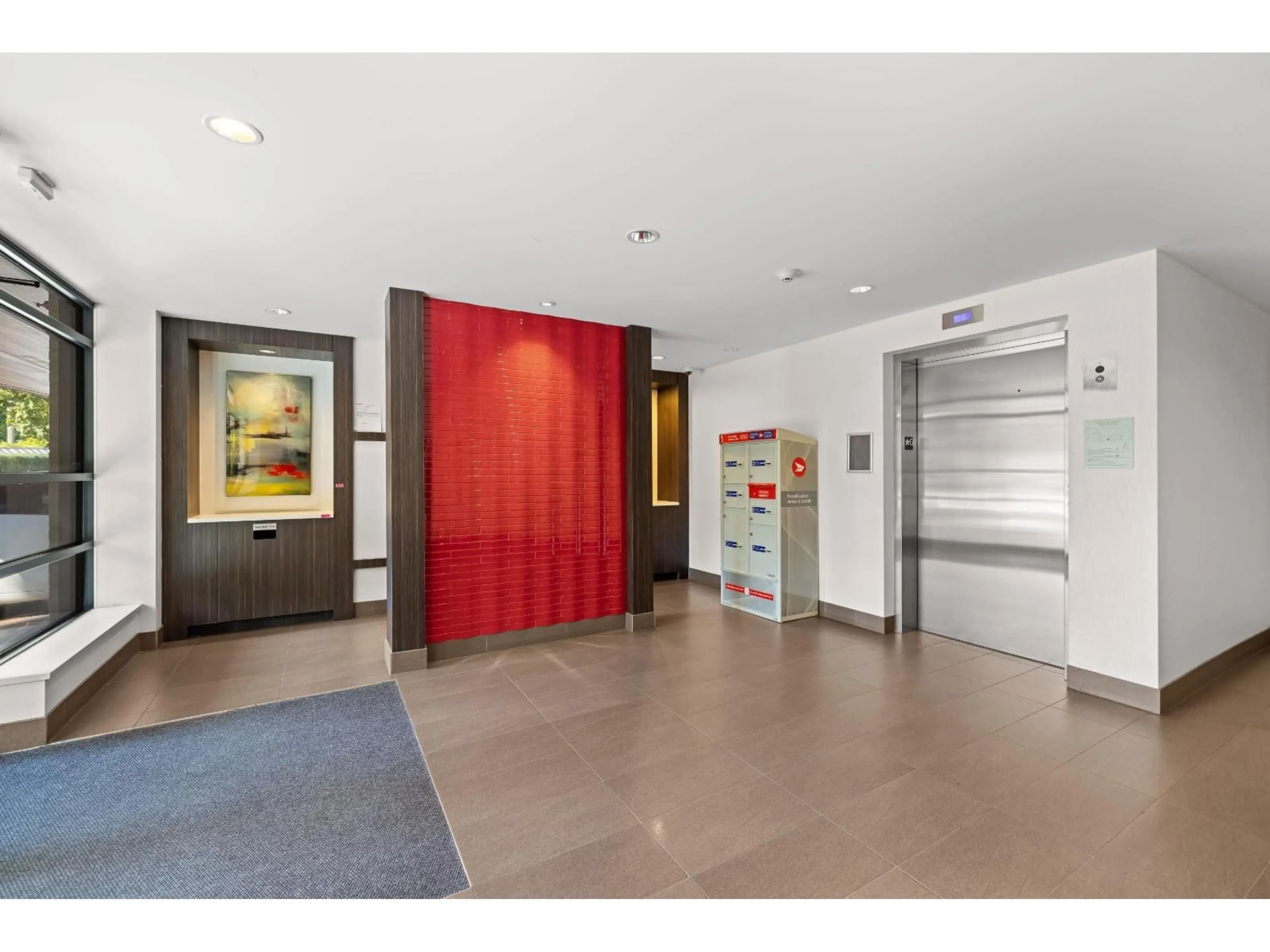 Indoor foyer for 205 - 13919 FRASER, Surrey British Columbia V3T4E6