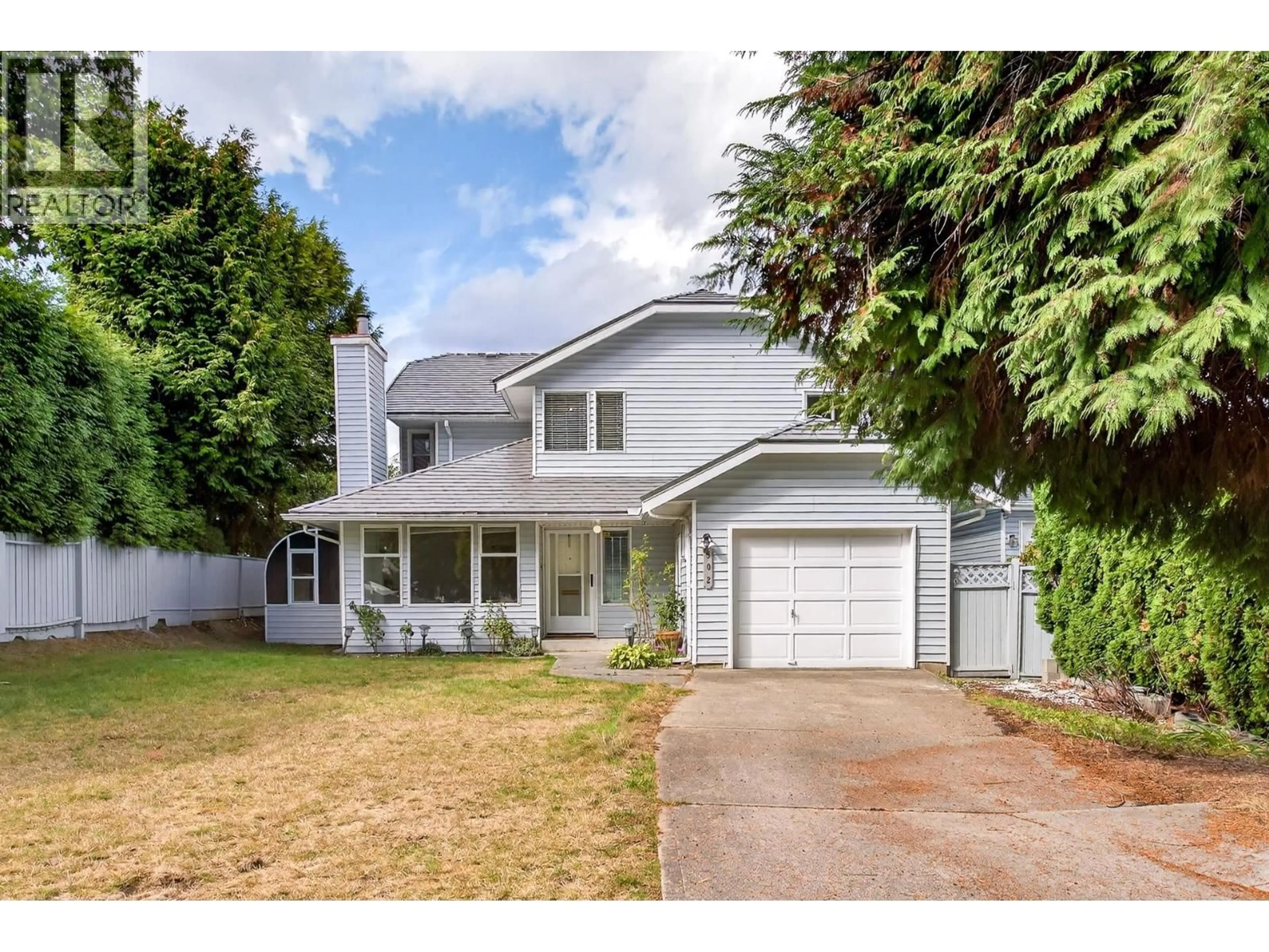 Home with vinyl exterior material, street for 902 ROBINSON STREET, Coquitlam British Columbia V3J4G6