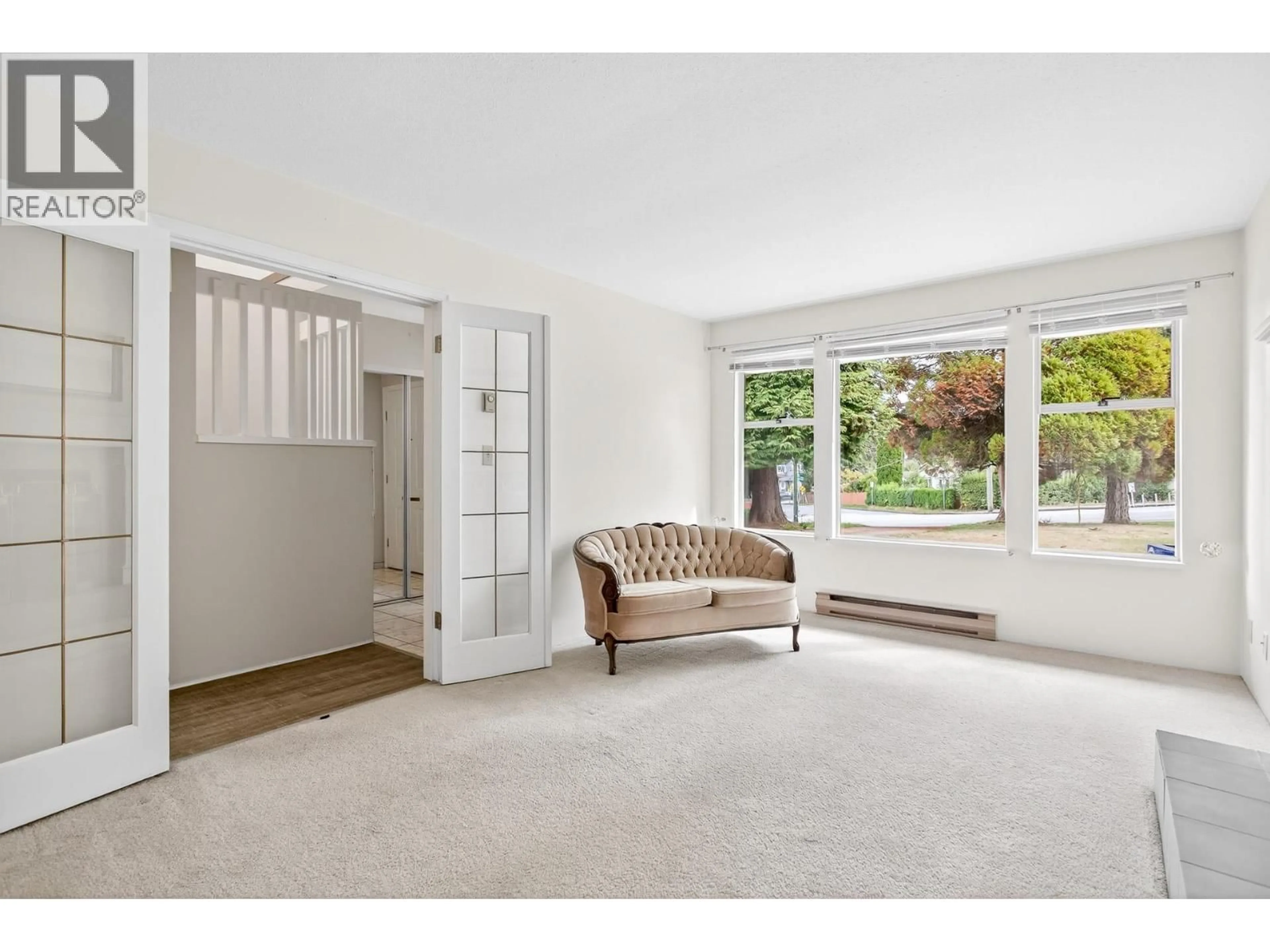 Living room with furniture, unknown for 902 ROBINSON STREET, Coquitlam British Columbia V3J4G6