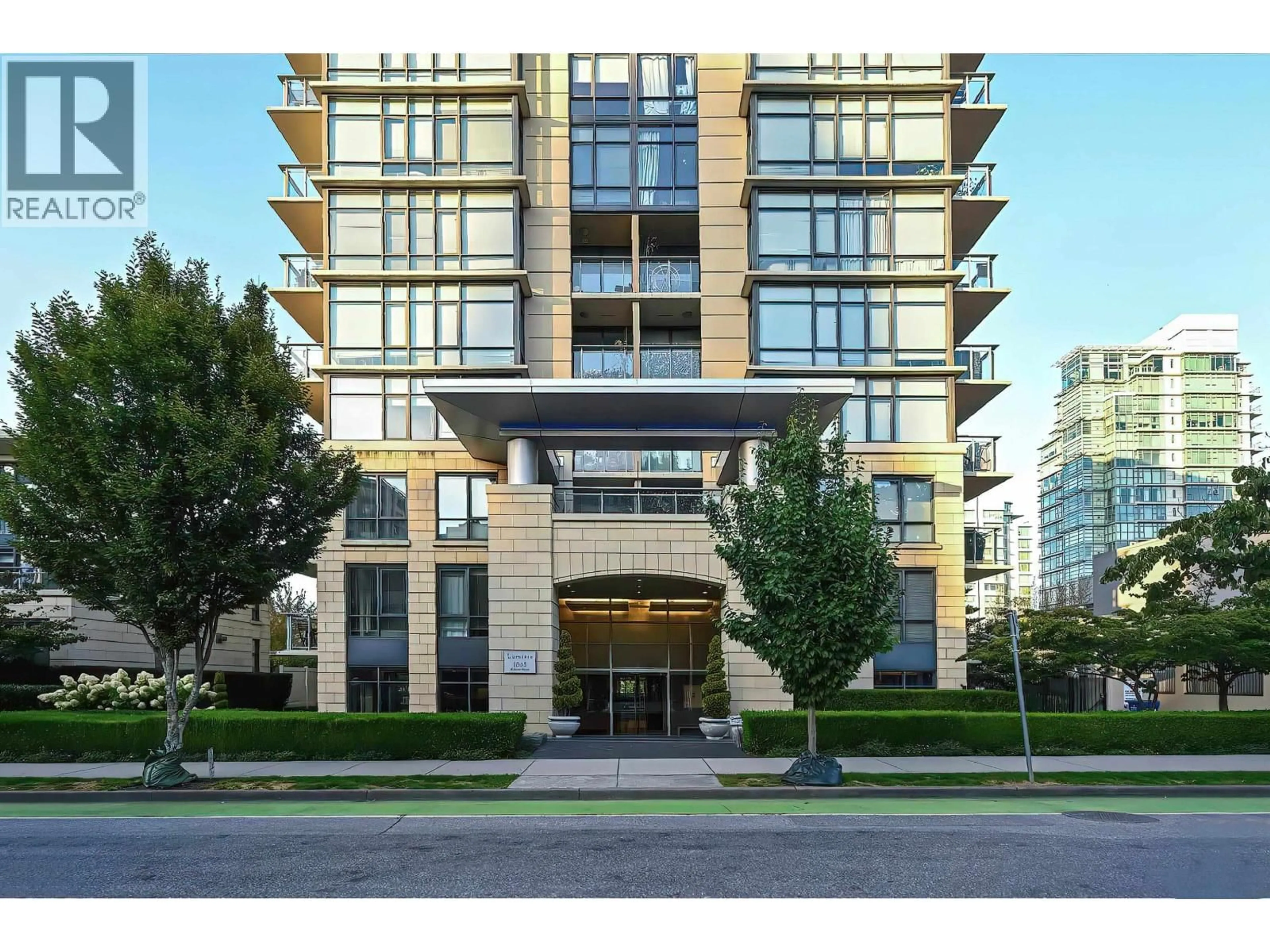 Indoor foyer for 301 - 1863 ALBERNI STREET, Vancouver British Columbia V6G3H8
