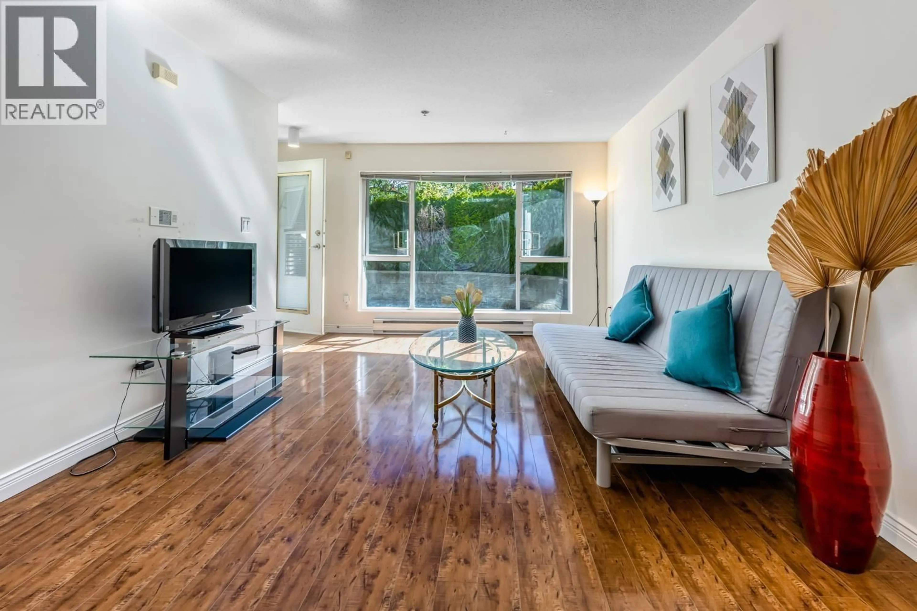 Living room with furniture, wood/laminate floor for 118 - 7700 ST. ALBANS ROAD, Richmond British Columbia V6Y3Y4
